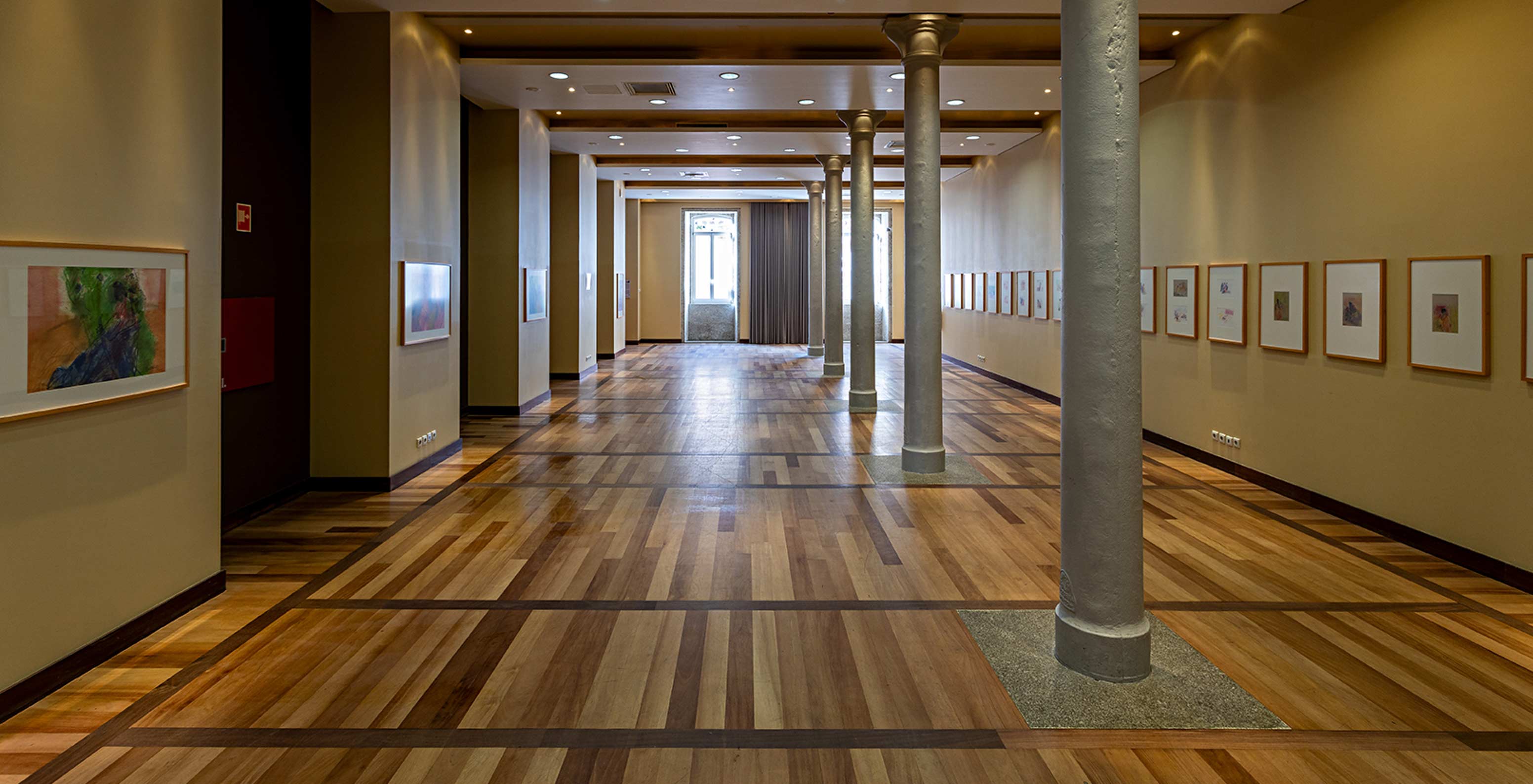 Salle D. Jerónimo avec une fenêtre et plusieurs piliers au Pestana Palácio do Freixo Hôtel Historique au bord du Douro