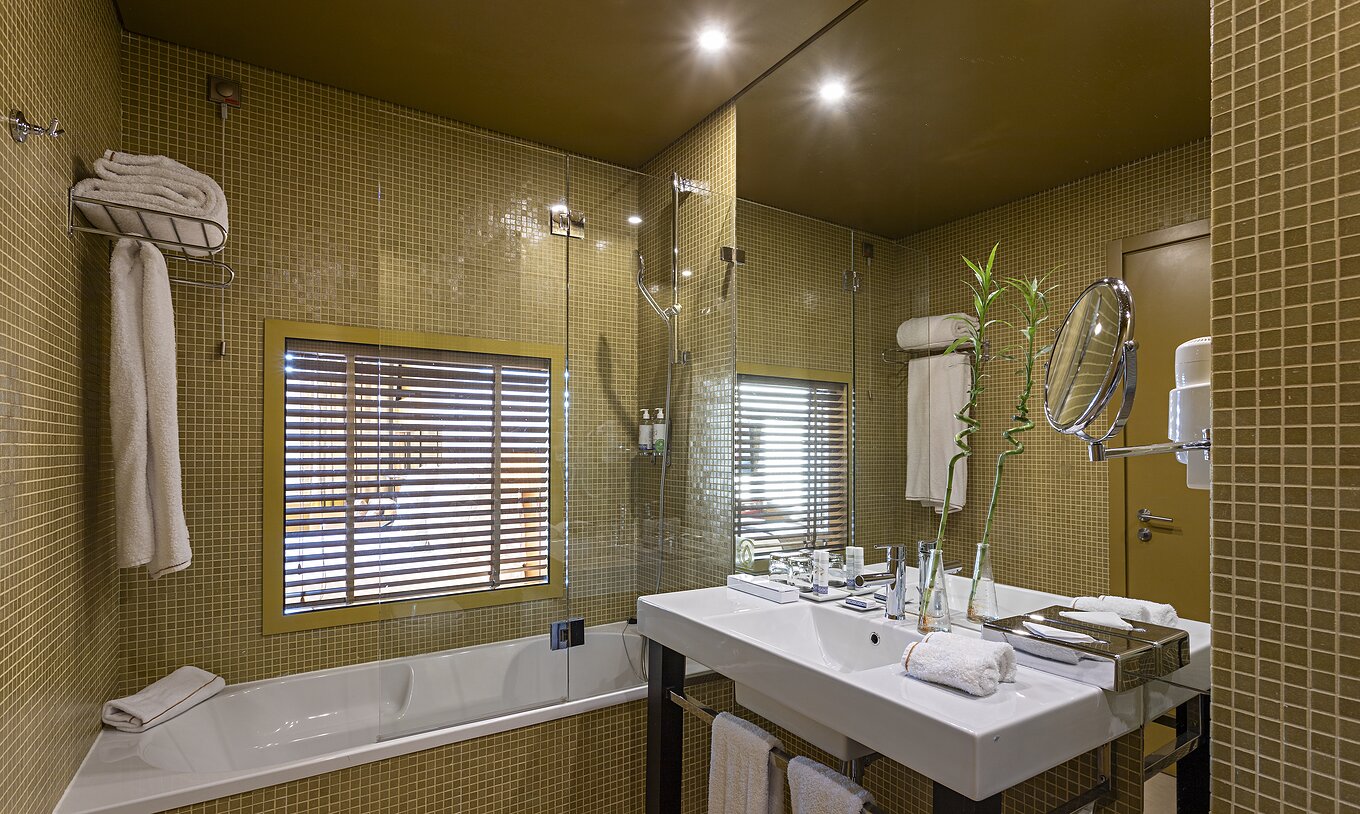 L'Executive Supérieur comprend une salle de bain avec baignoire et une fenêtre sur la chambre