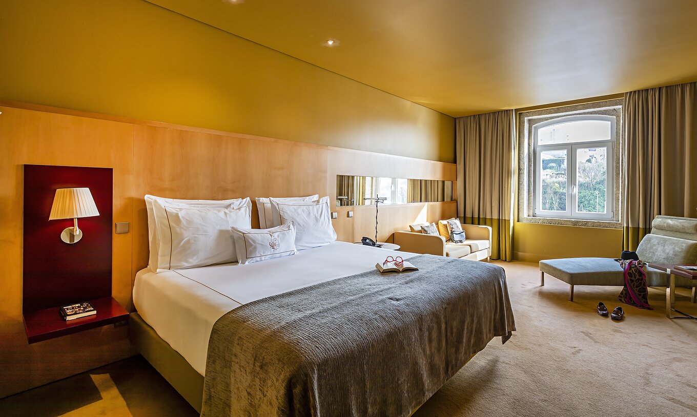 La chambre Supérieure du Pestana Palácio do Freixo a un lit double avec une couverture grise et une fenêtre avec vue