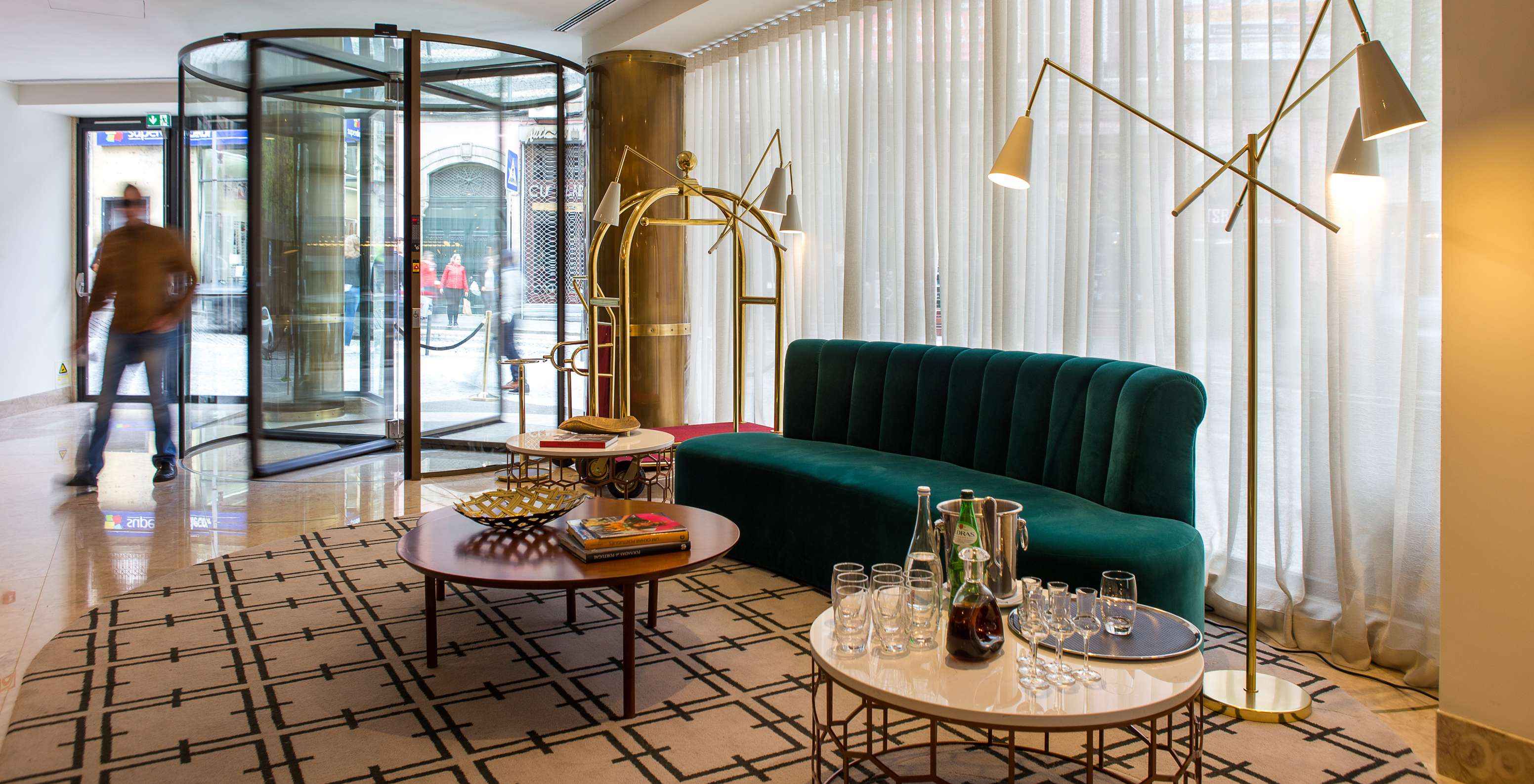 Le Pestana Porto - A Brasileira l'hôtel 5 étoiles dans la ville de Porto dispose d'un hall avec canapé pour les invités