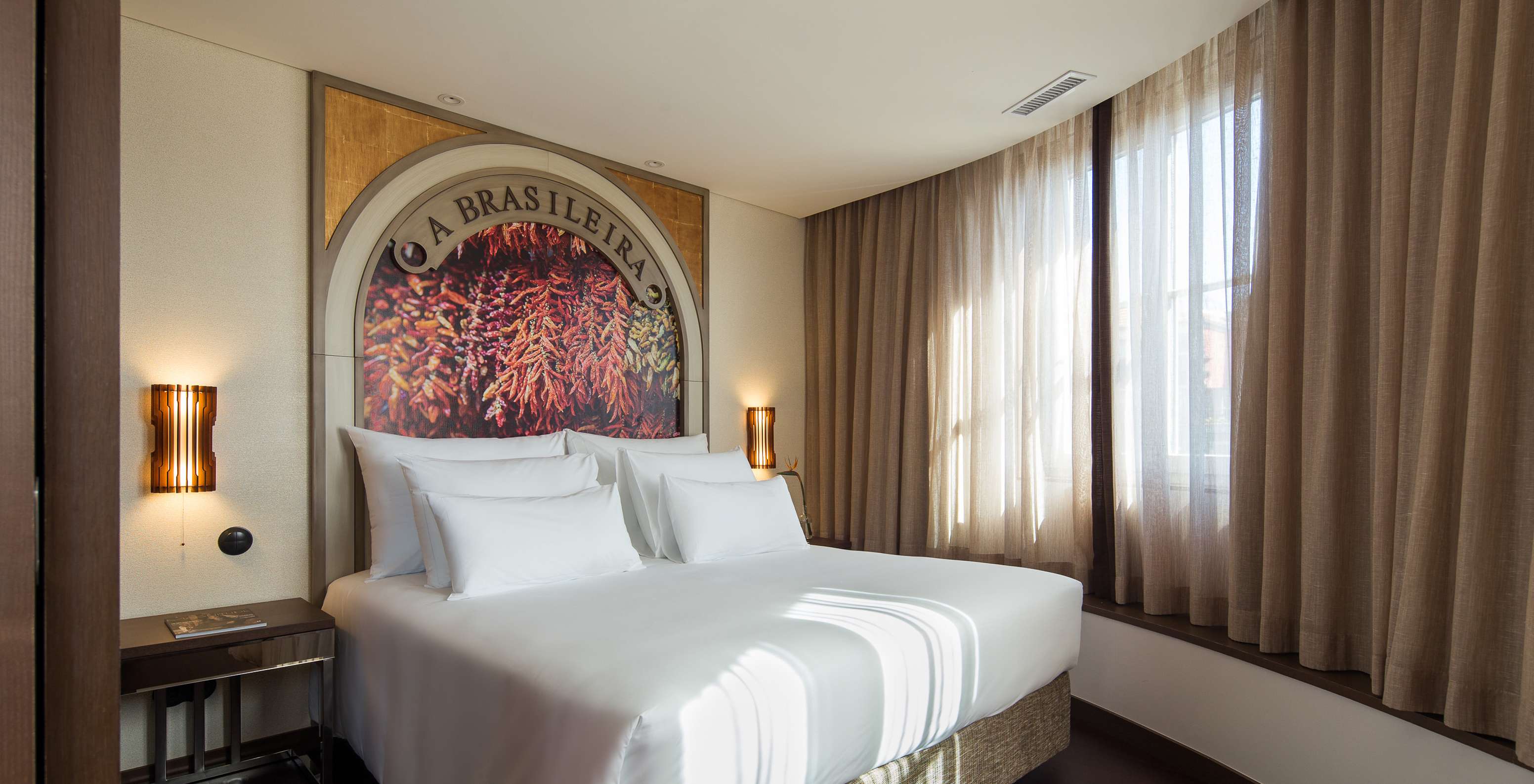 La Master Suite du Pestana Porto - A Brasileira a un lit queen size avec vue large sur la Rua Sá da Bandeira