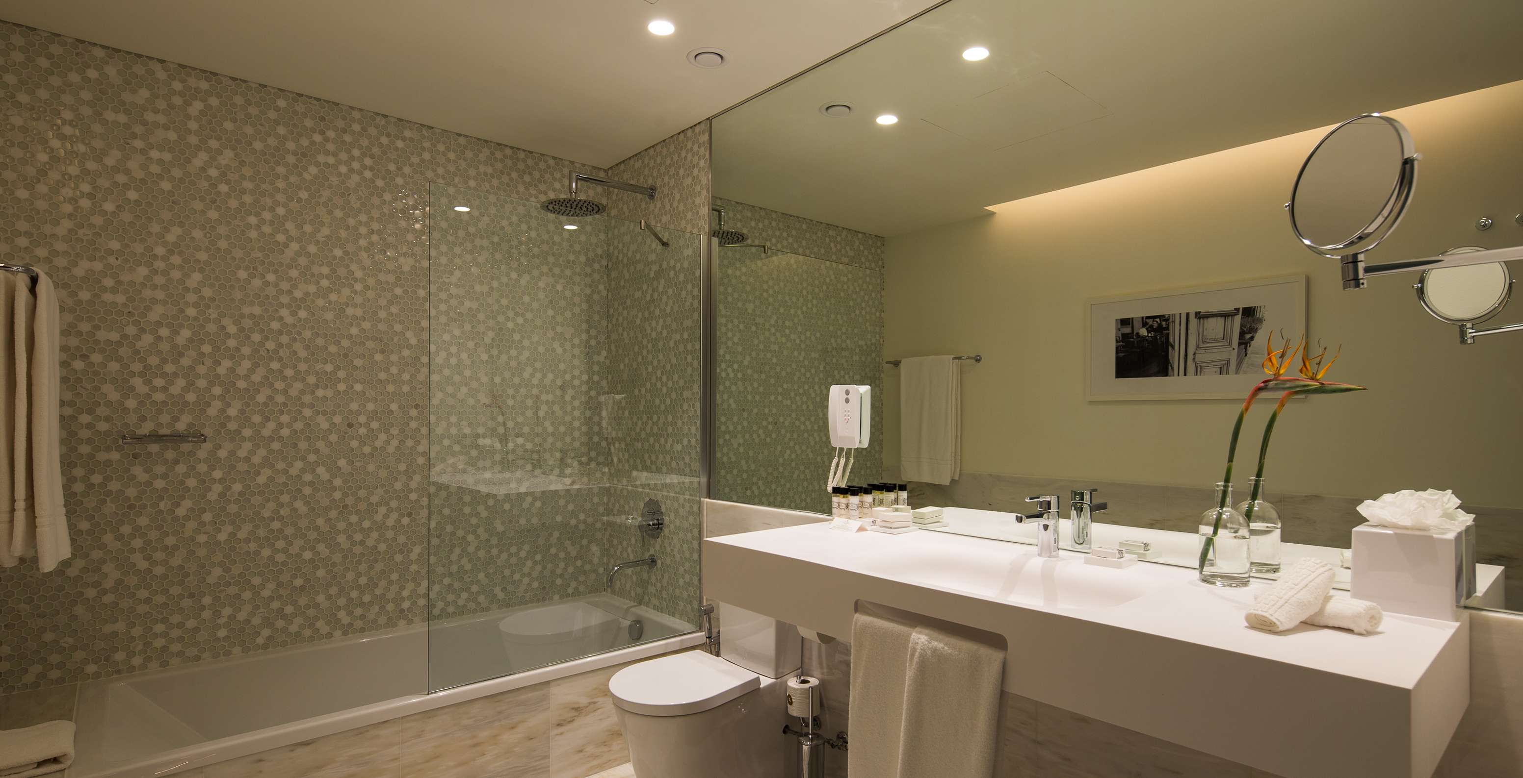 Le Deluxe Supérieur Grand View du Pestana Porto - A Brasileira a une salle de bain avec baignoire et un grand lavabo