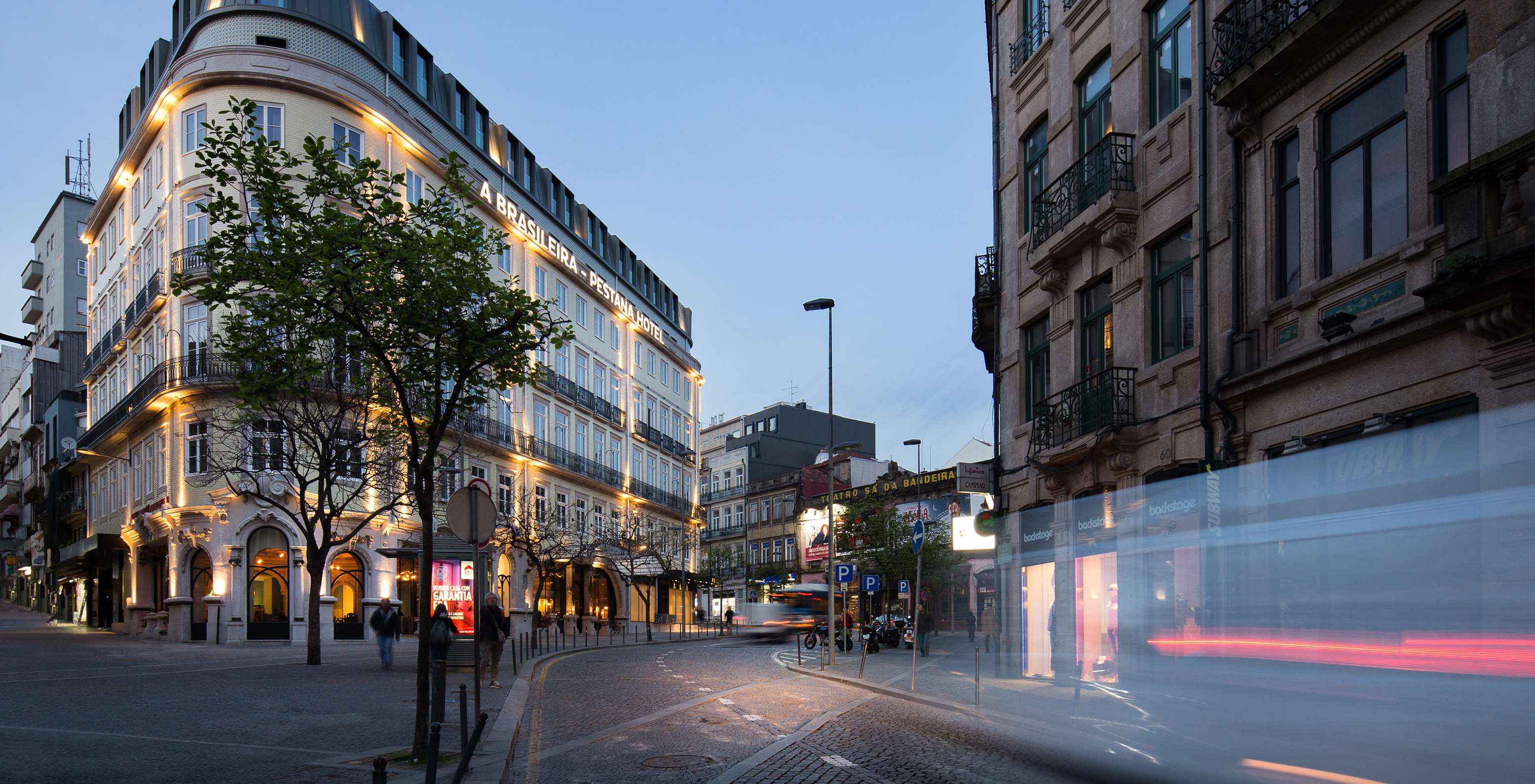 Rue d'accès au Pestana Porto A Brasileira, un hôtel en centre-ville au cœur de Porto, dans le nord du pays