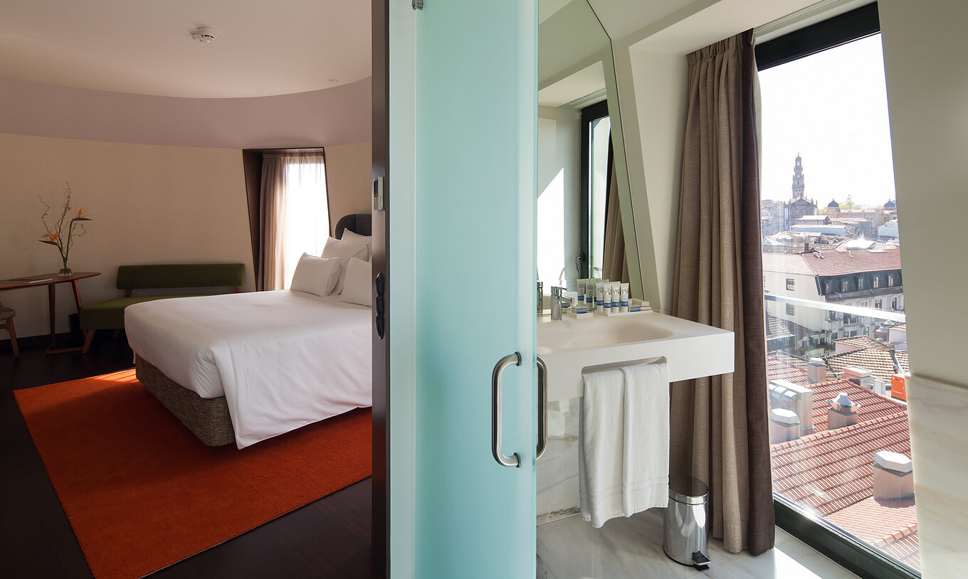 Le Deluxe Supérieur Grand View du Pestana Porto - A Brasileira est une chambre spacieuse avec vue magnifique sur la ville.