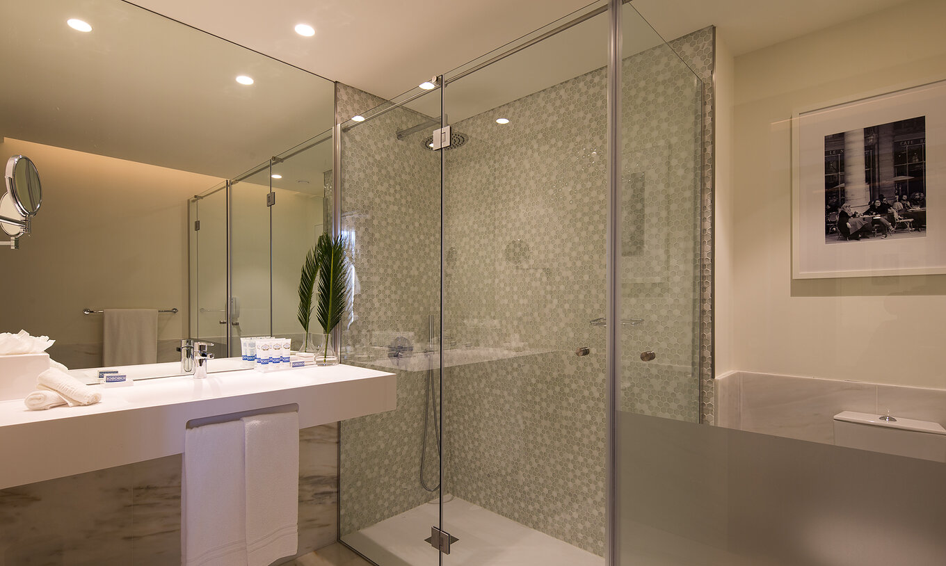 La Master Suite du Pestana Porto - A Brasileira a une salle de bain avec douche et un grand lavabo