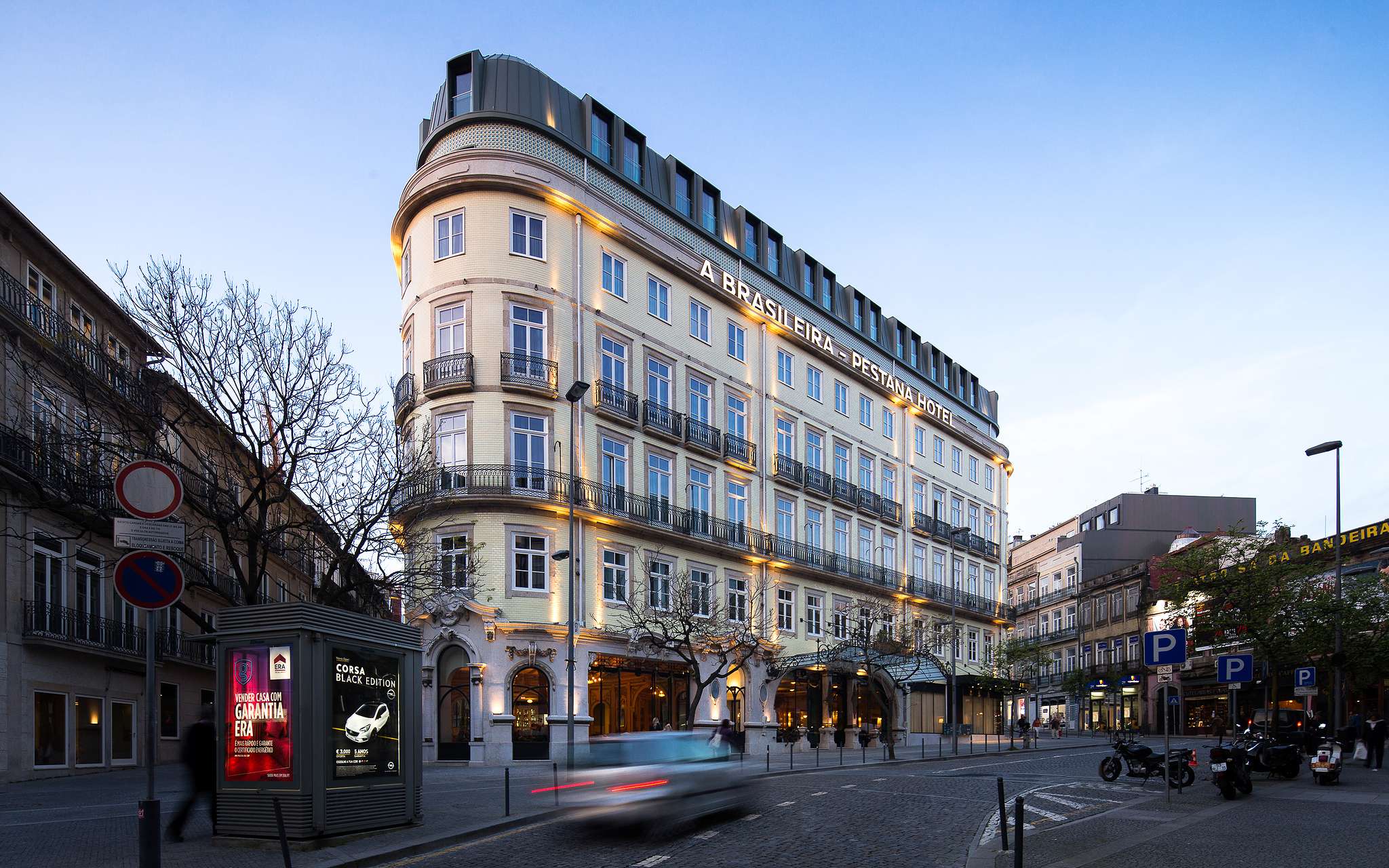 Vue extérieure de l'immeuble de l'hôtel Pestana Porto - A Brasileira, un hôtel 5 étoiles au centre de Porto