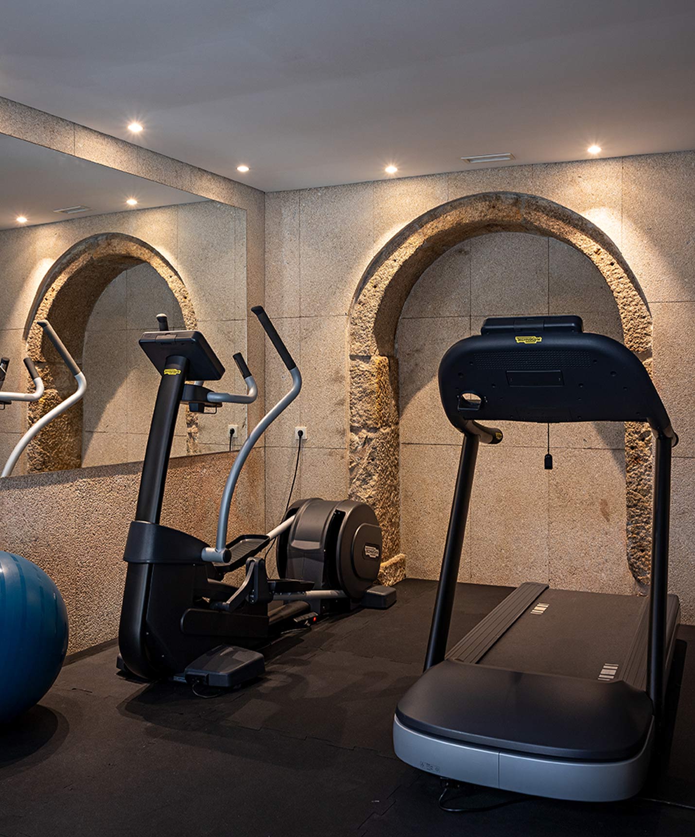 Deux machines de gym dans une ambiance sombre, du Pestana Vintage Porto, un hôtel sur la Praça da Ribeira à Porto