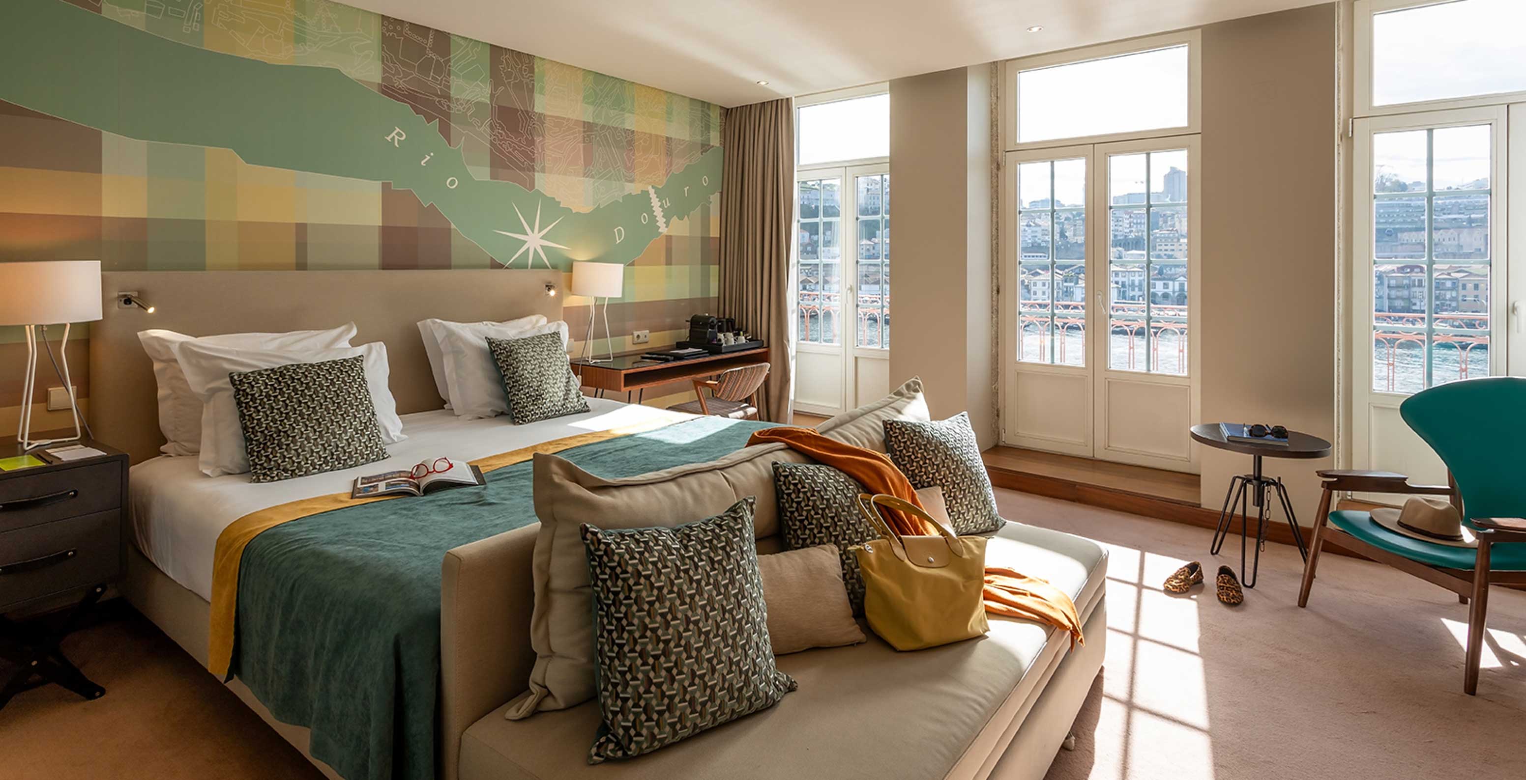 La Vintage Grand View Balcony du Pestana Vintage Porto dispose d'un lit double et de fenêtres avec vue sur les rives de Porto