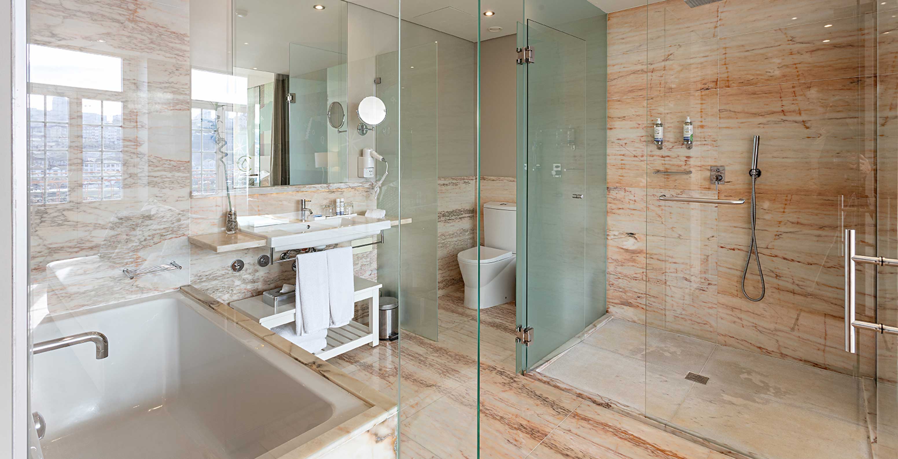 La Vintage Grand View Balcony du Pestana Vintage Porto dispose d'une salle de bain avec une douche, une baignoire et lavabo