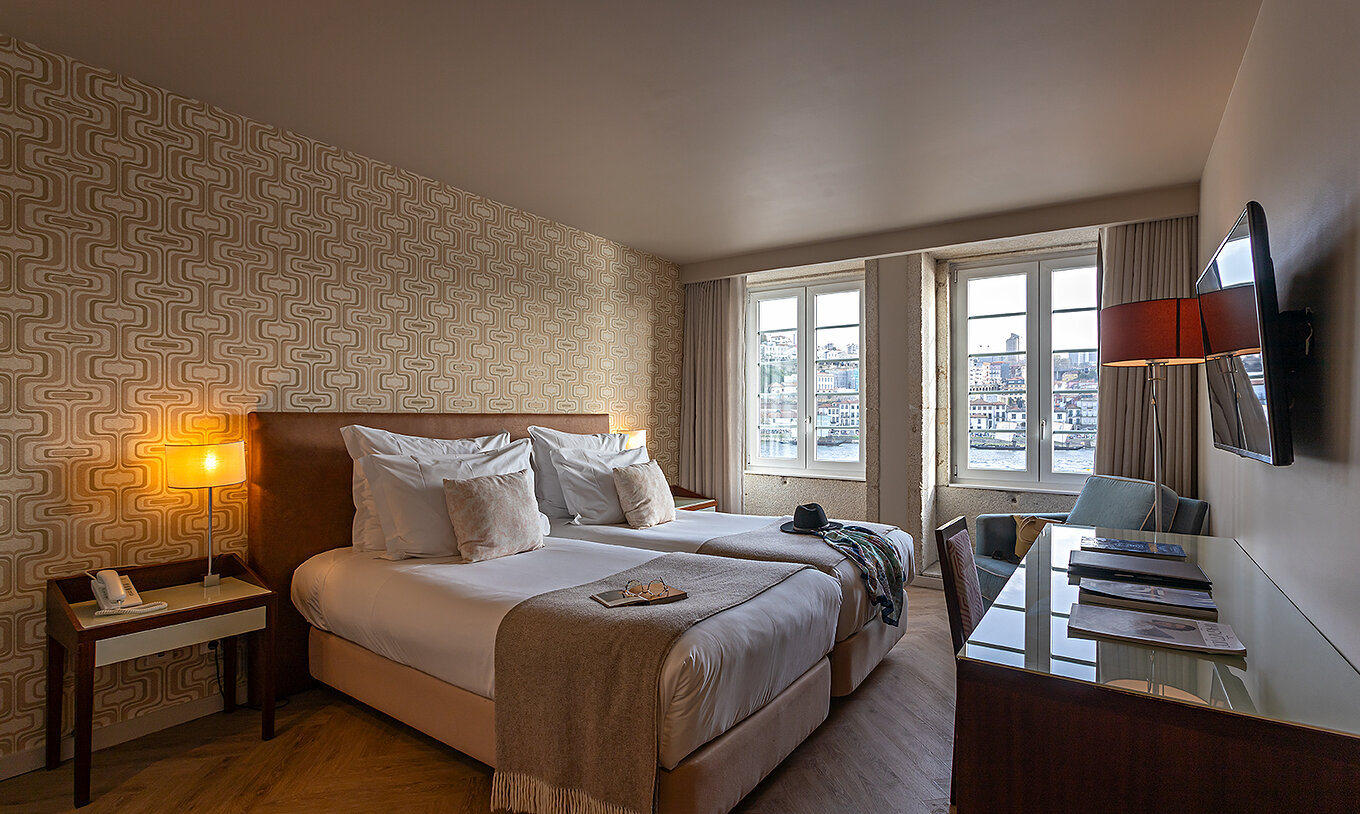 La Vintage River View du Pestana Vintage Porto dispose de deux lits simples, papiers peints dans les tons sable et fenêtres