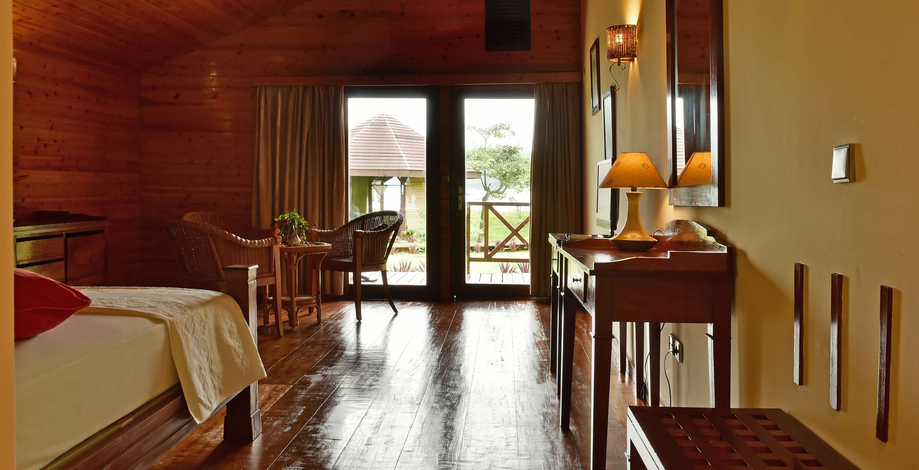 Le Double Supérieur du Pestana Equador Ilheu das Rolas a une commode en bois, un miroir et une fenêtre avec vue sur le jardin