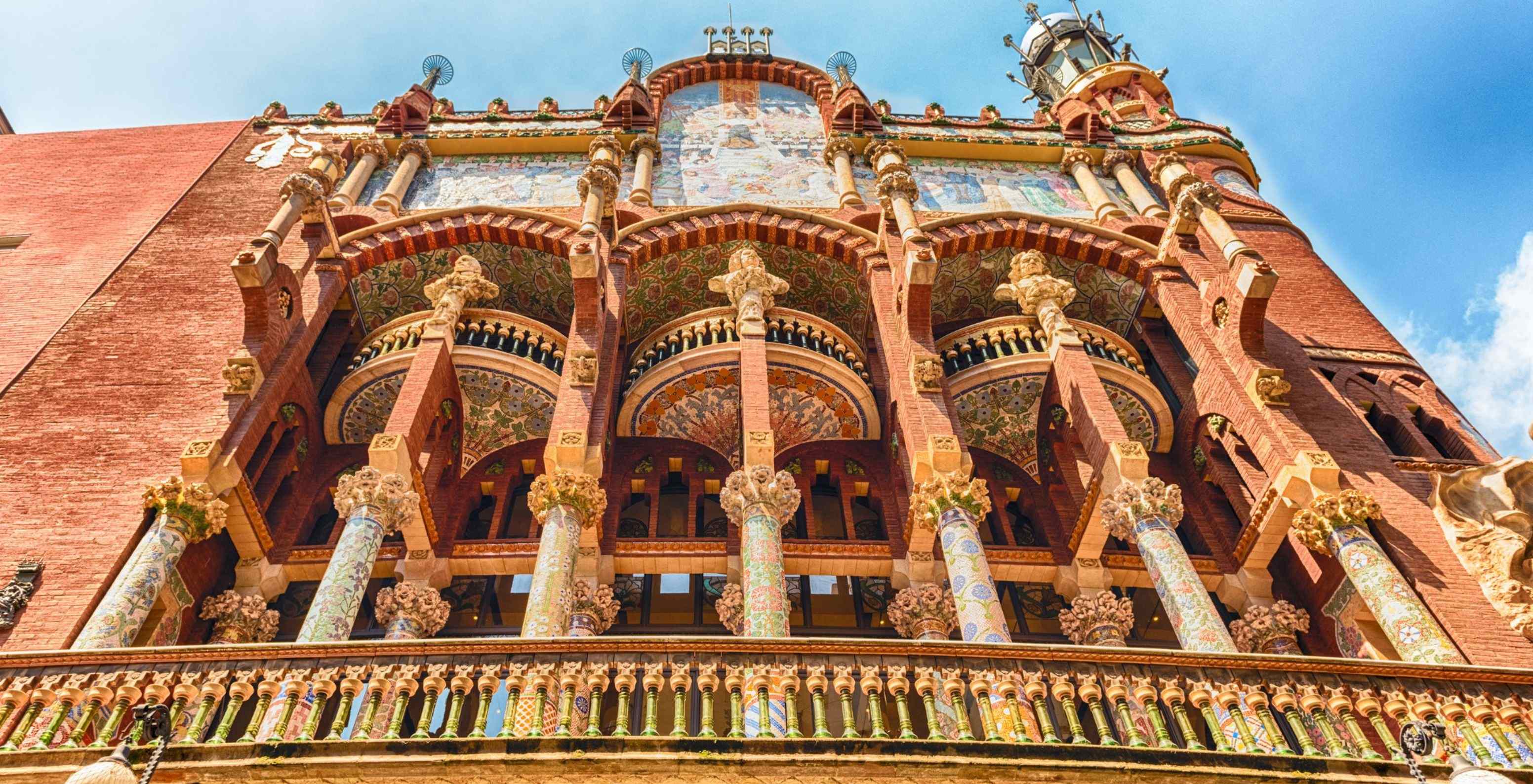 Le Palau de la Música Catalana à Barcelone est une œuvre d'architecture avec une façade détaillée et des vitraux colorés