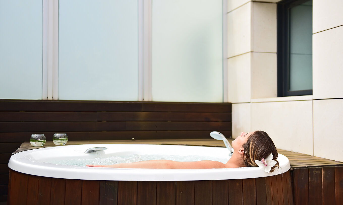 La Junior Suite avec jacuzzi sur la terrasse du Pestana Arena Barcelona dispose d’une terrasse avec chaises pour se détendre