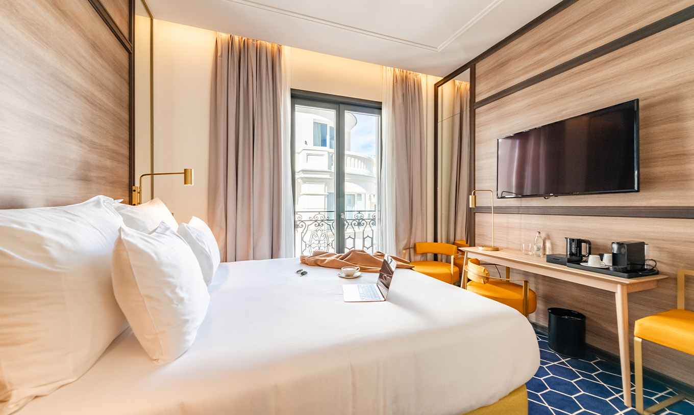 Le Premium Grand avec Balcon et Vue du Pestana CR7 Gran Vía Madrid a un lit double, une télévision et de grandes fenêtres
