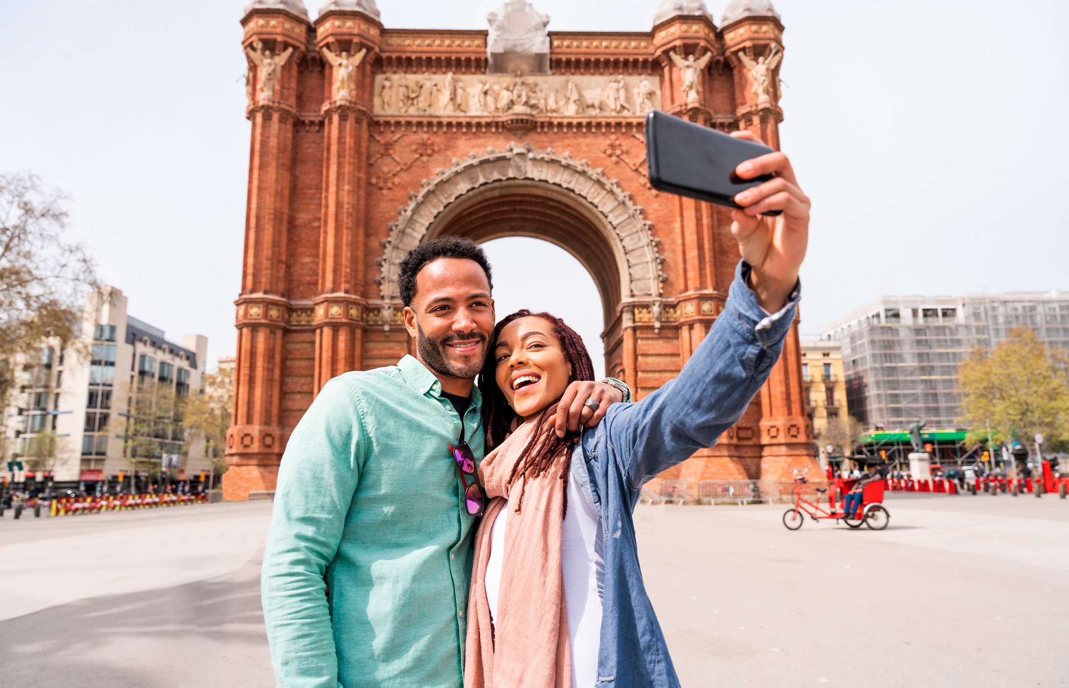 Vue frontale de l'emblématique Arc de Triomf à Barcelone, de style moderniste, avec ses colonnes et détails architecturaux