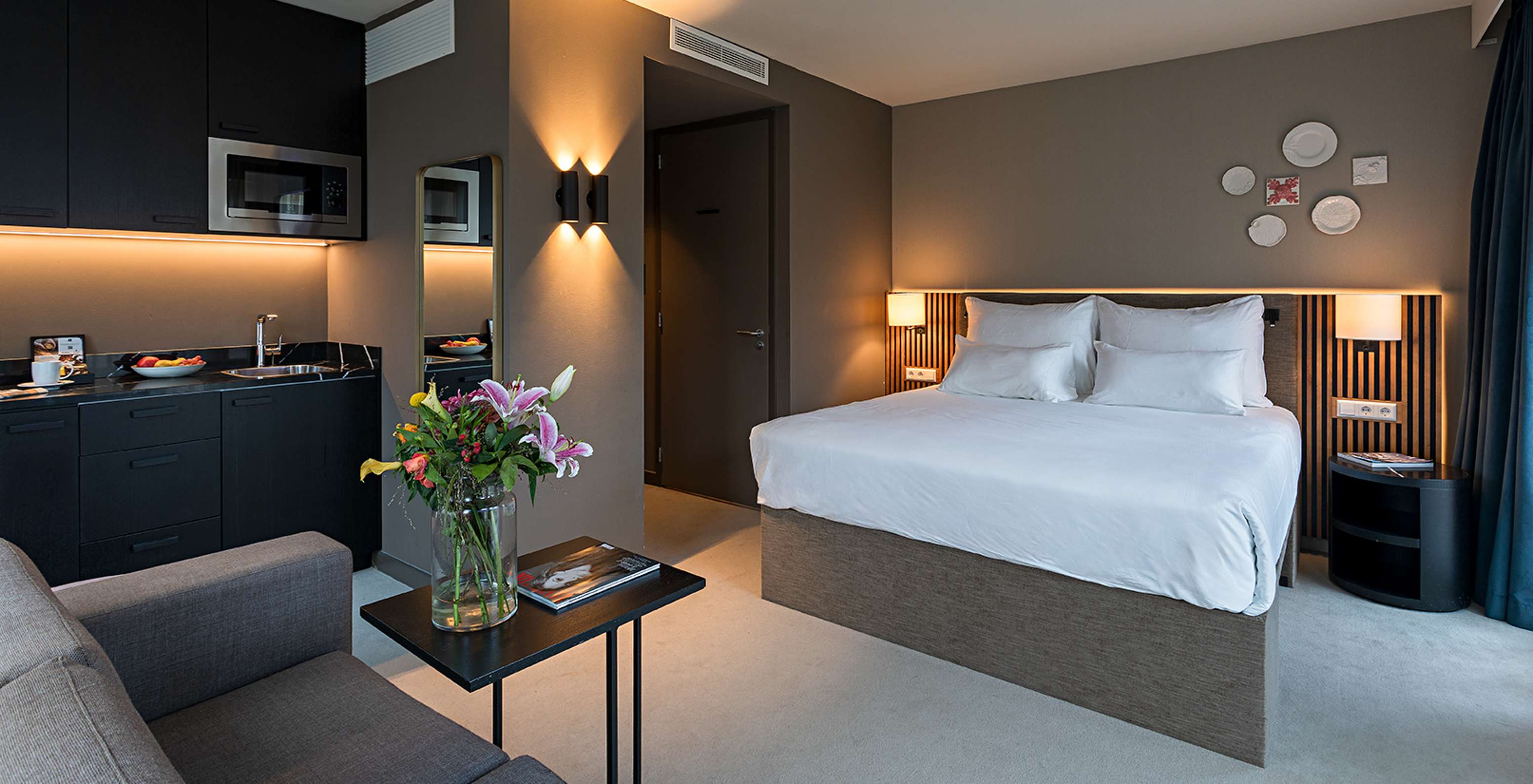 La chambre Studio Classique du Pestana Amsterdam Riverside a un lit double, table basse, et une kitchenette avec micro-ondes