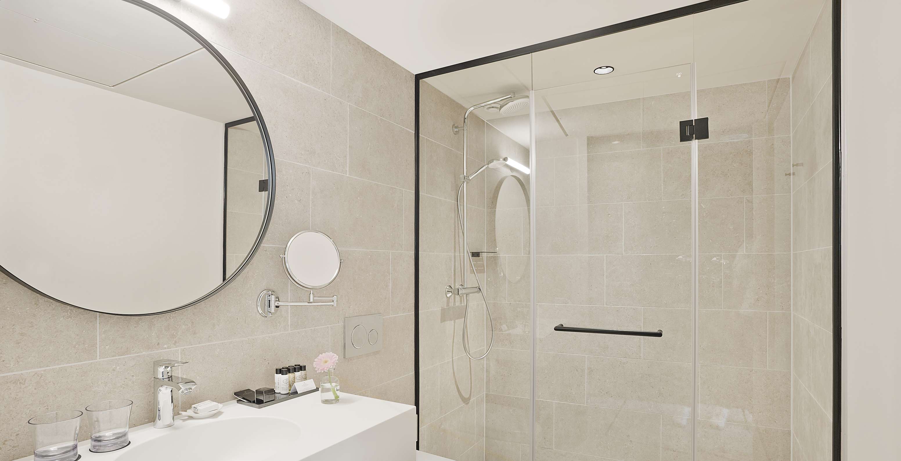 La chambre Supérieure - Vue sur le Fleuve du Pestana Amsterdam Riverside a une salle de bain avec miroir, lavabo et douche