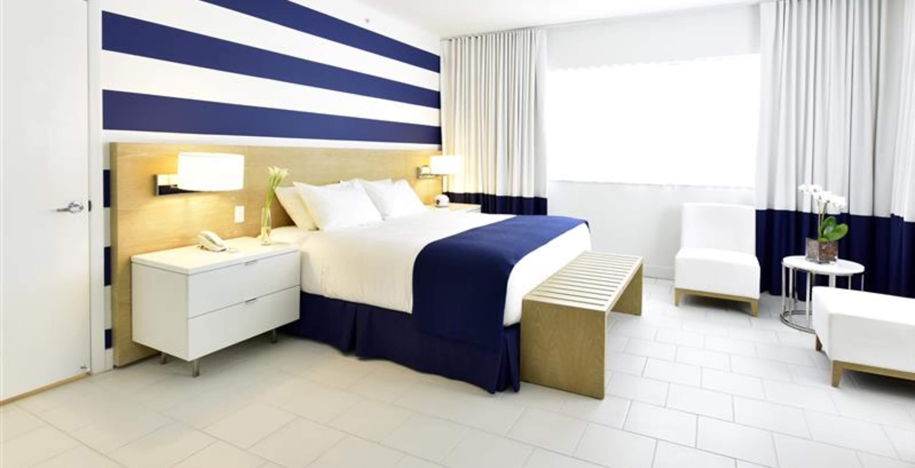 La chambre King supérieur - Pour les personnes à mobilité réduite du Pestana Miami est moderne avec des touches de bleu