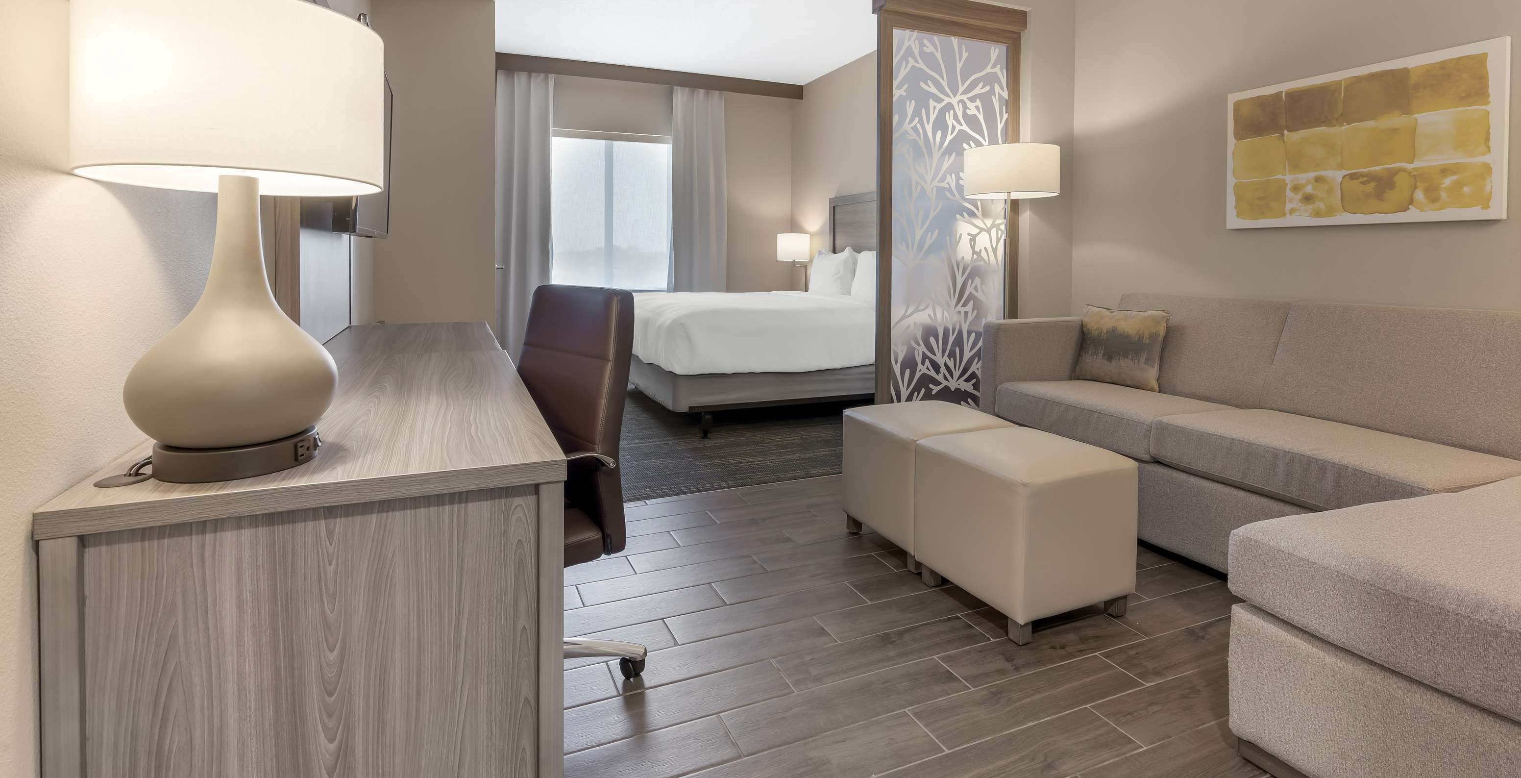 La Suite King Master du Pestana Orlando Suites Lake Buena Vista a un lit double, bureau, canapé et lampe