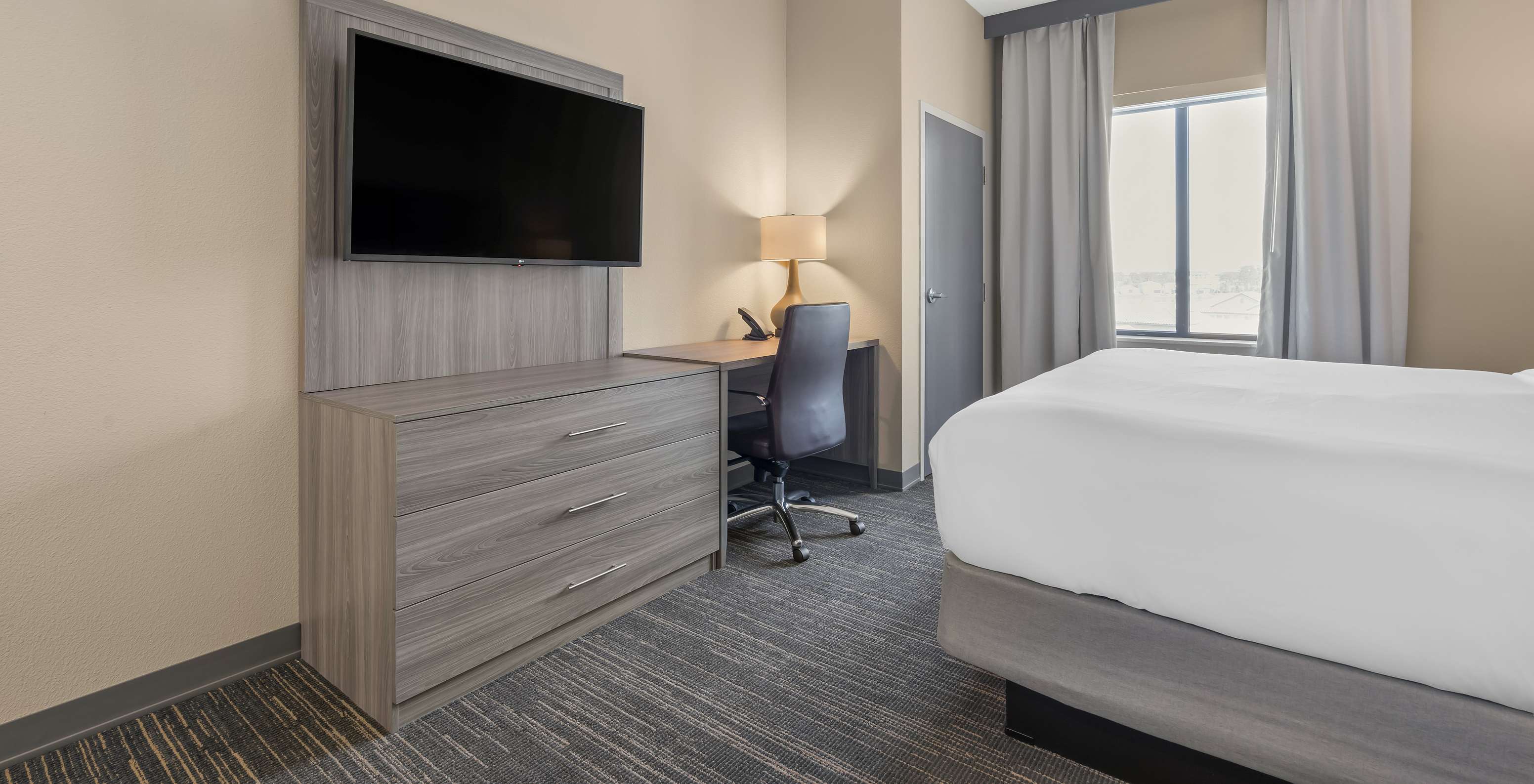 La Chambre King du Pestana Orlando Suites Lake Buena Vista a télévision, bureau et lampe