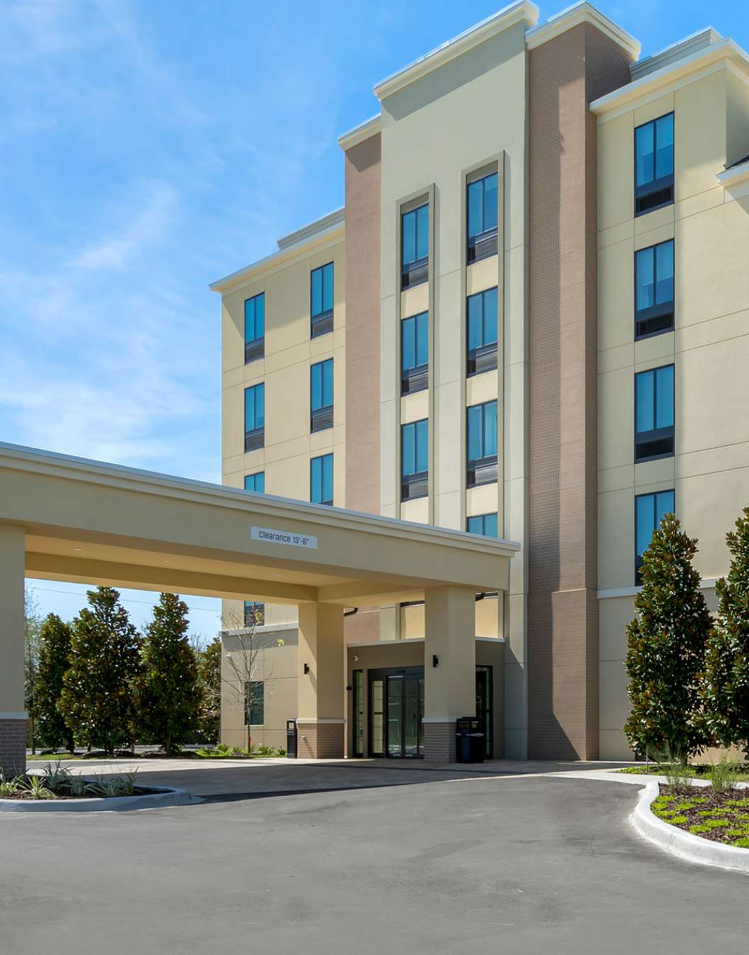 Vue de la façade du Pestana Orlando, un jour de ciel bleu clair avec peu de nuages