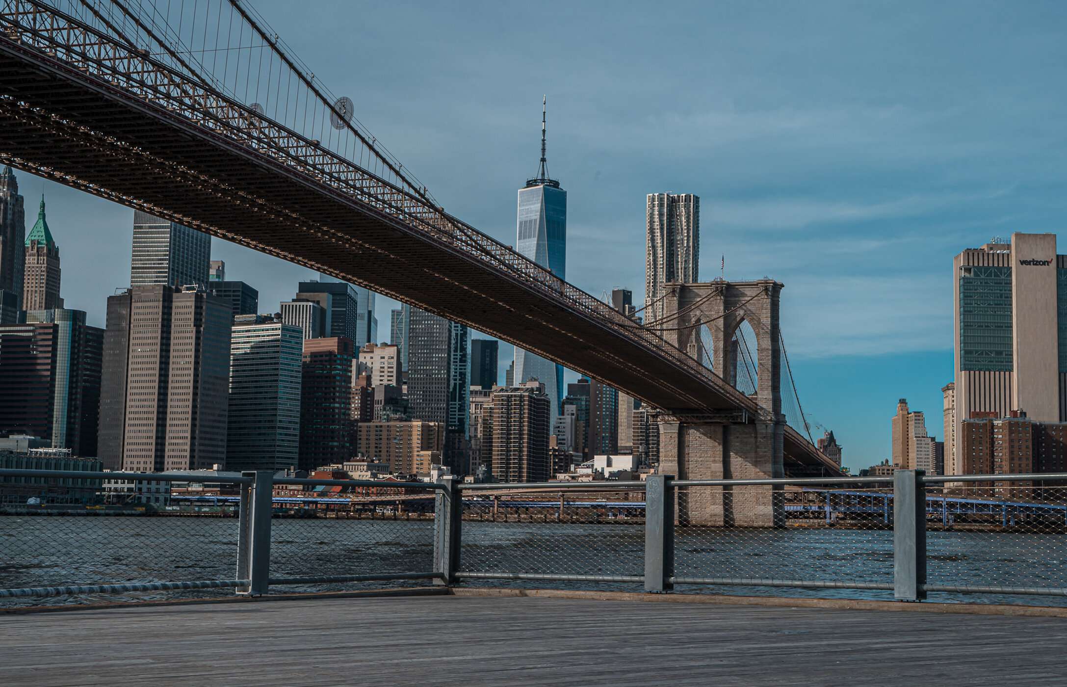 Vue de la célèbre Brooklyn Bridge à New York City, États-Unis, au-dessus du fleuve Hudson, avec la ville en arrière-plan