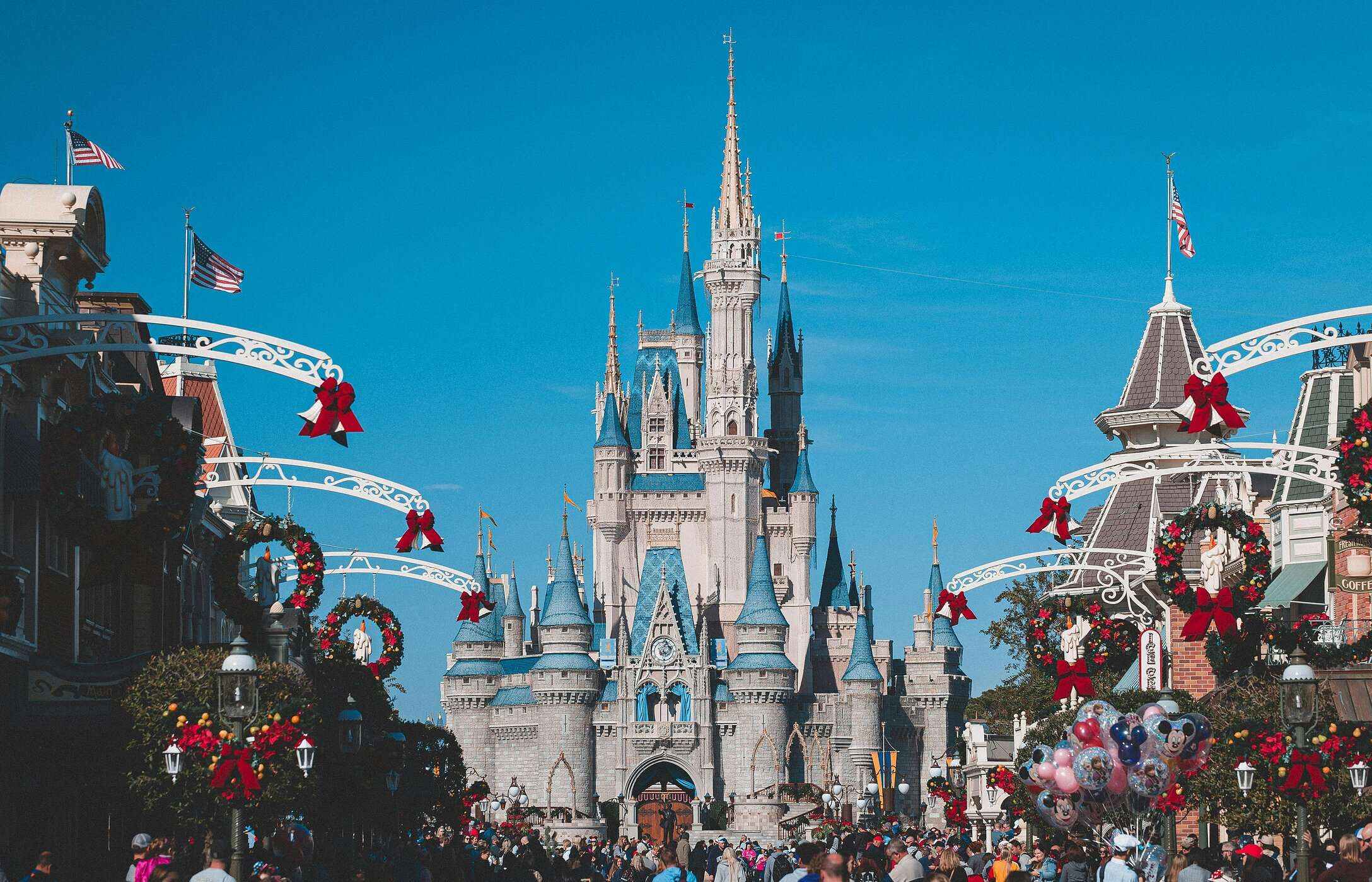 Le célèbre château de Cendrillon à Walt Disney World, États-Unis, avec des décorations de Noël et beaucoup de gens