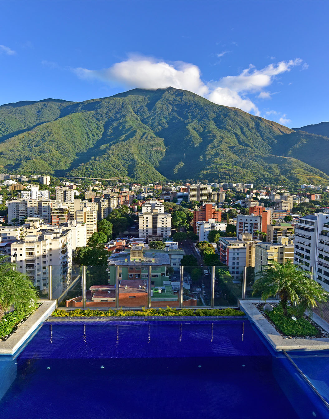 Vue panoramique du Pestana Caracas, un hôtel à Caracas, près de la zone financière, avec piscine et bâtiments