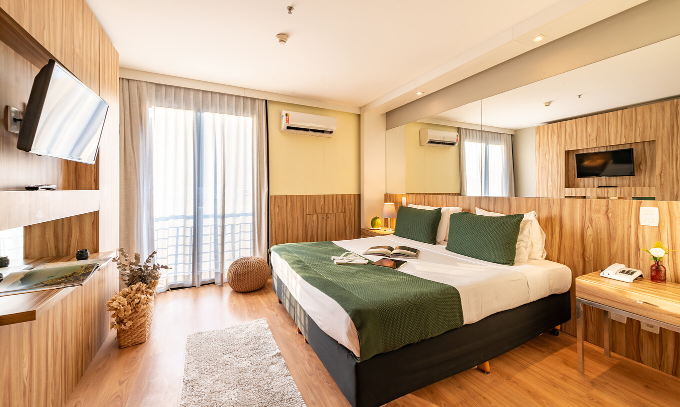 De Suite Zijdelings uitzicht op zee van Pestana Rio Atlântica heeft tweepersoonsbed met spiegel boven het hoofdeinde en televisie