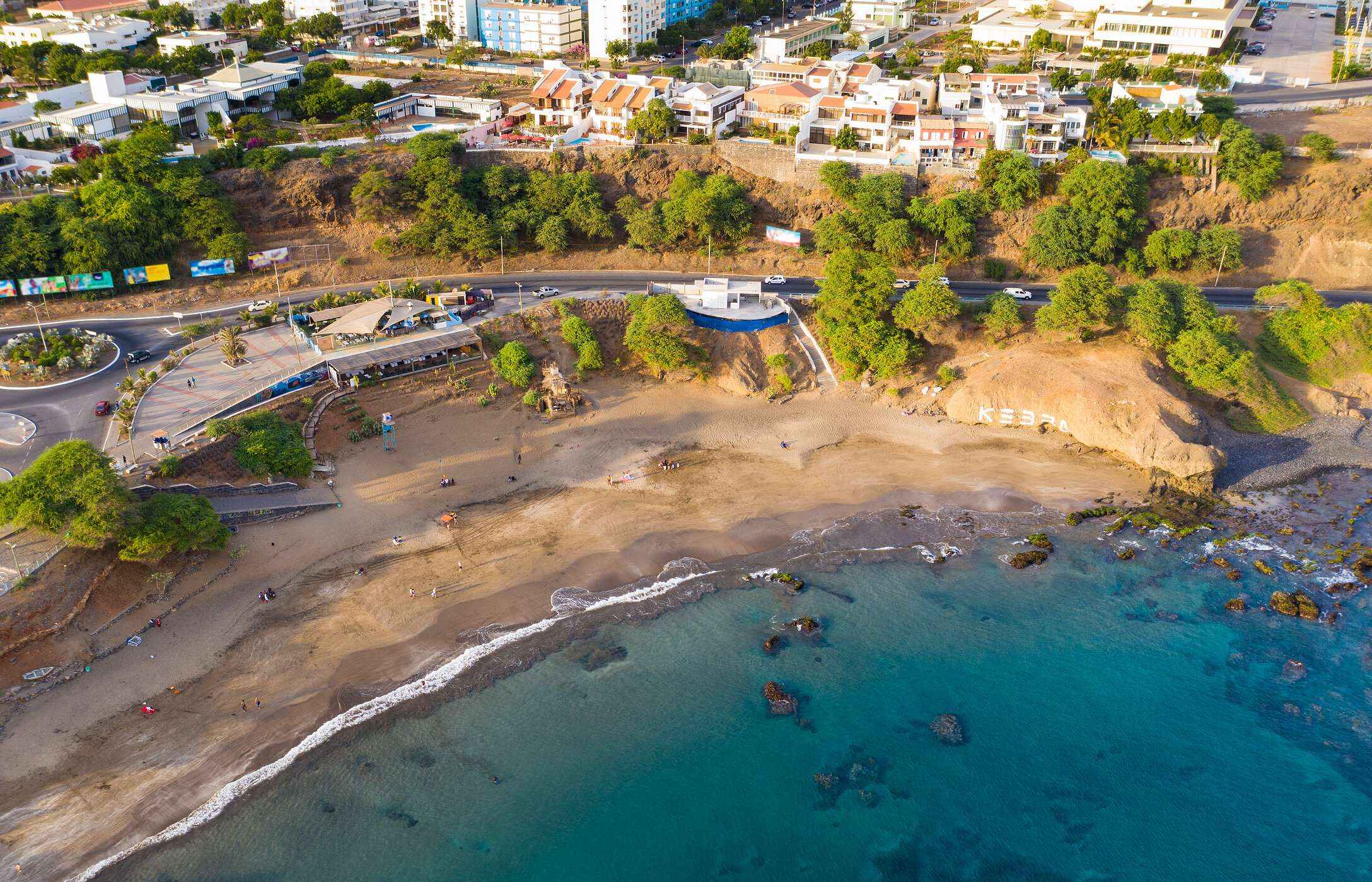 Het strand Quebra Canela in Kaapverdië is een paradijselijk toevluchtsoord met gouden zand en kristalhelder water, perfect om te ontspannen