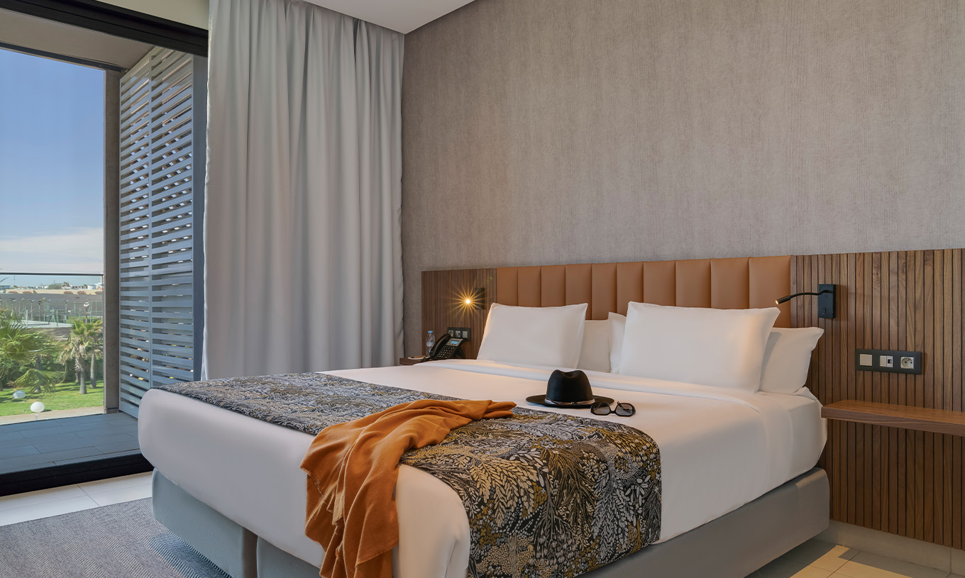 De Premium Suite van Pestana Casablanca heeft een slaapsuite met tweepersoonsbed en balkon