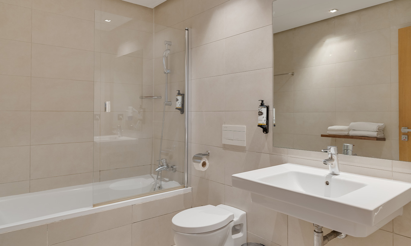 De Suite van Pestana Casablanca heeft een neutrale badsuite met bad, toilet en wastafel