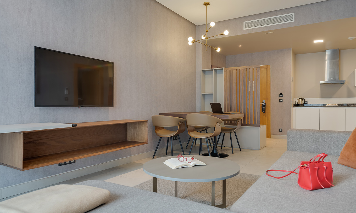 De Suite van Pestana Casablanca heeft een comfortabele bank met chaise longue, satelliettelevisie en kitchenette