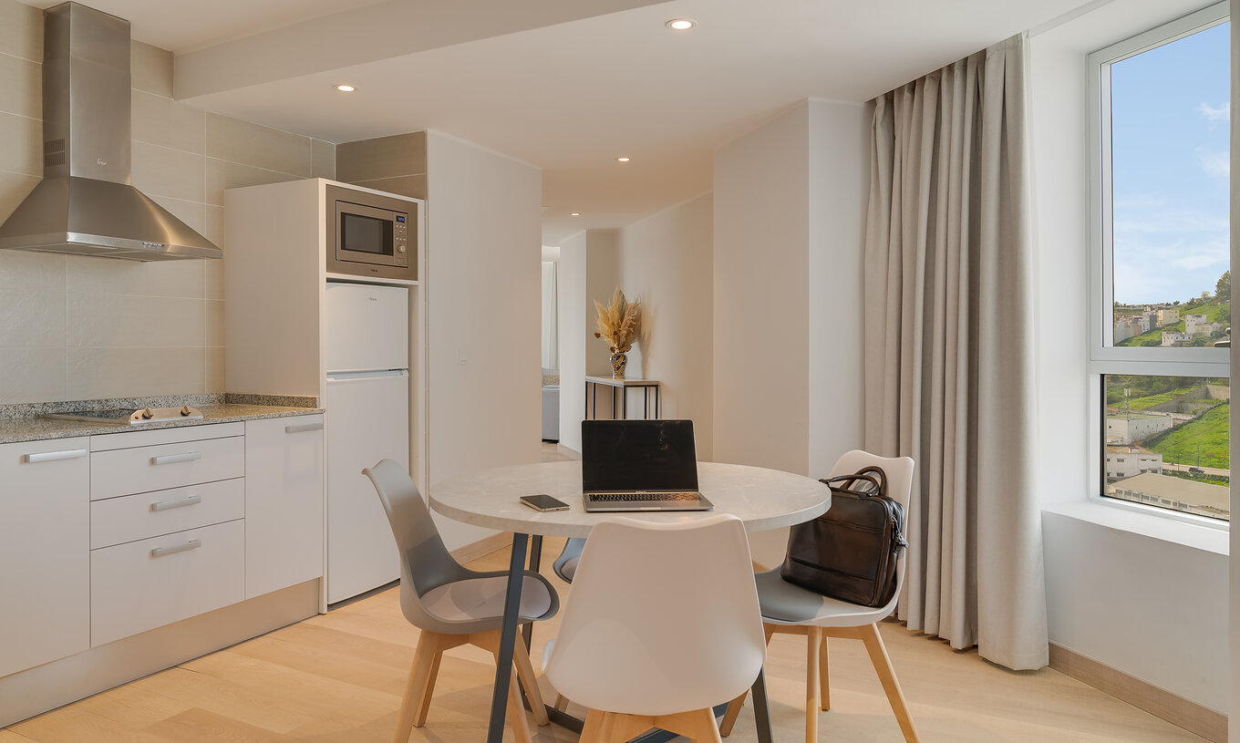 De Premium Suite van Pestana Tanger City Center heeft een kitchenette met fornuis, koelkast, magnetron en tafel