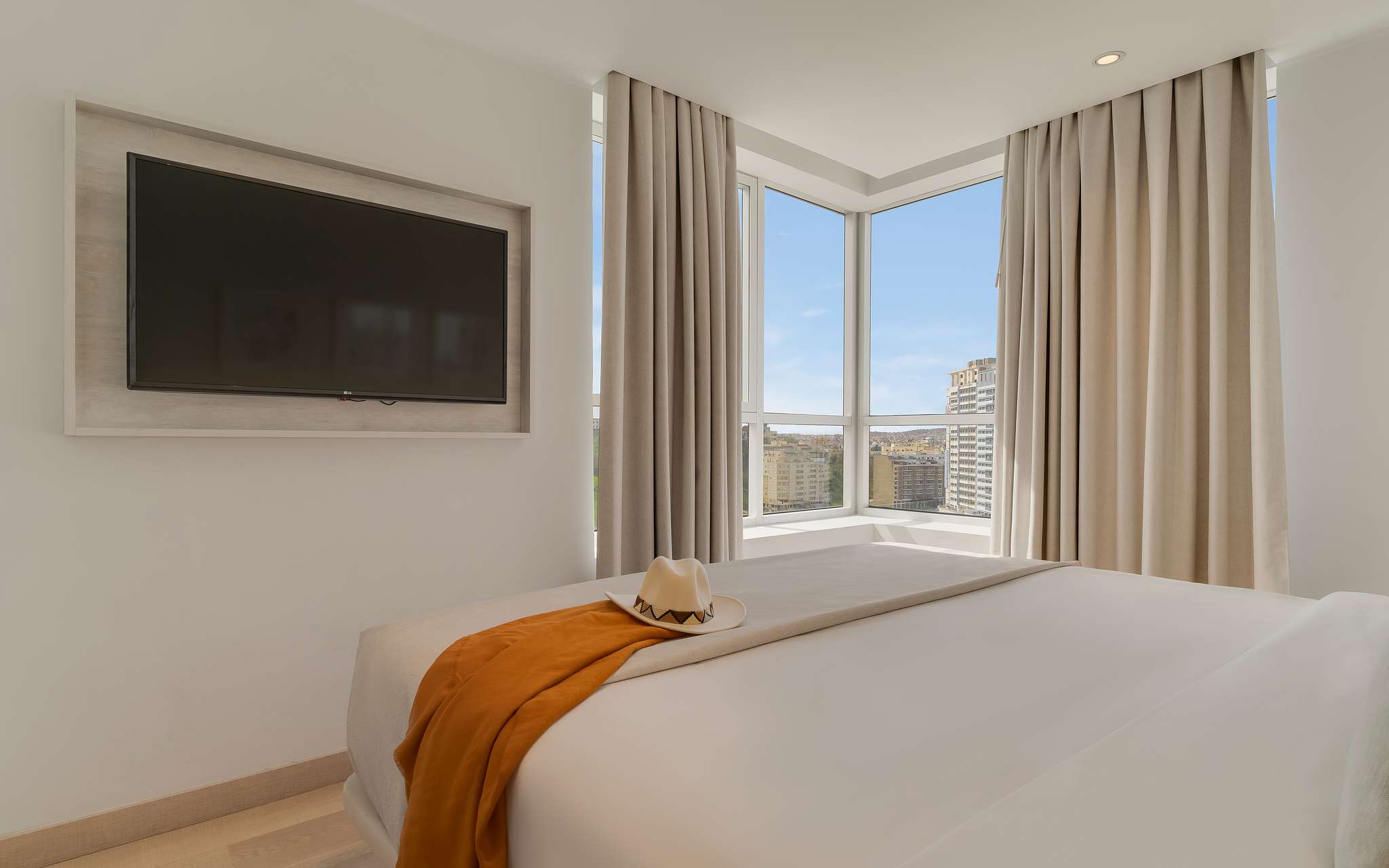 Kamerzicht Pestana Tanger City Center, hotel nabij strand met tweepersoonsbed en tv