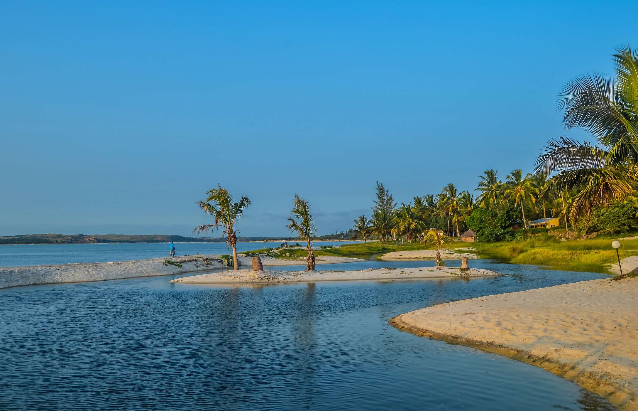 Bilene Strand in Maputo bij zonsondergang, met een kleine lagune tussen het zand