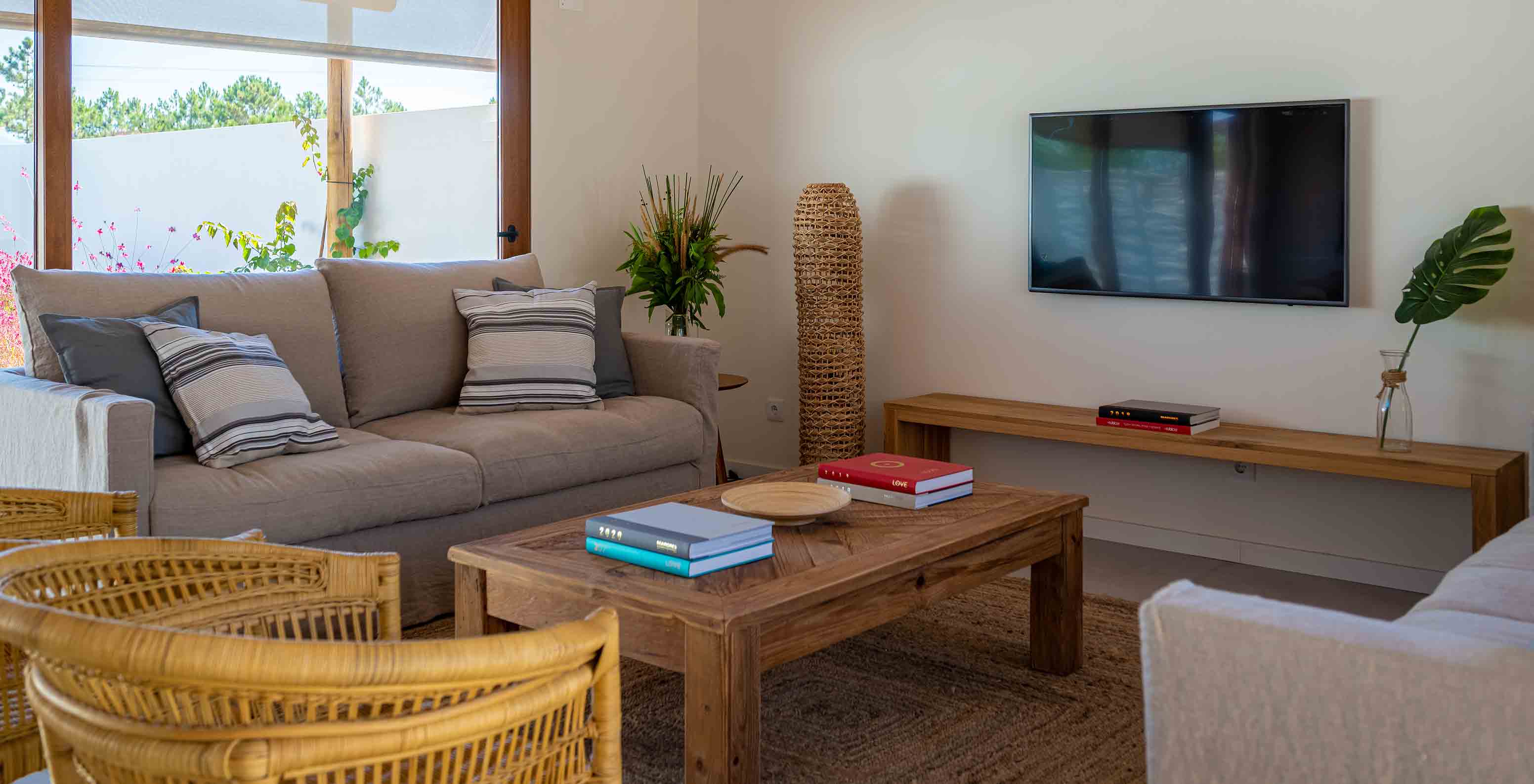 De Standaard Villa bij Pestana Comporta Village Residences heeft een woonkamer met een bank en een tv aan de muur