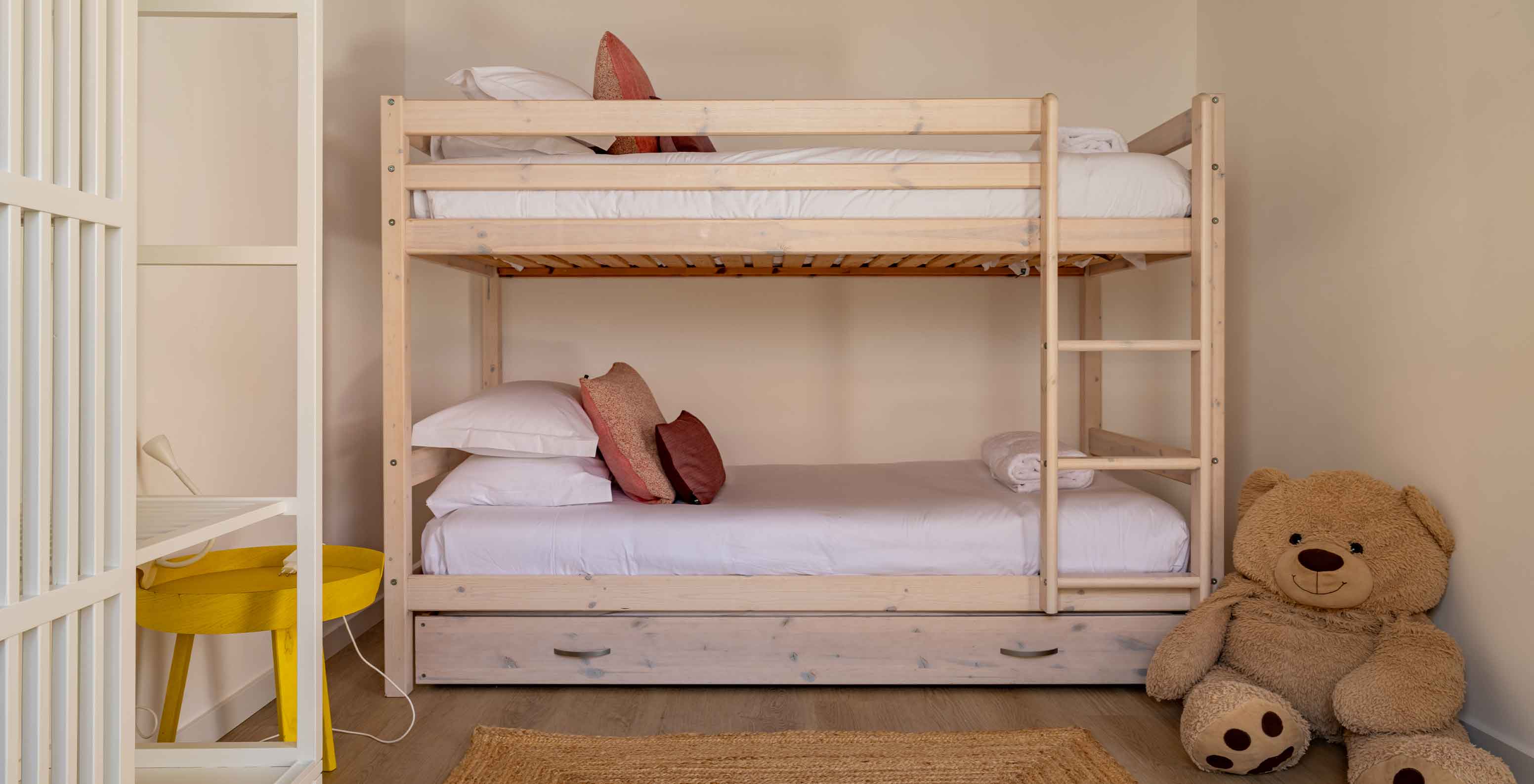 De Premium Groene Villa bij Pestana Comporta Village Residences heeft een houten stapelbed met twee bedden en een teddybeer