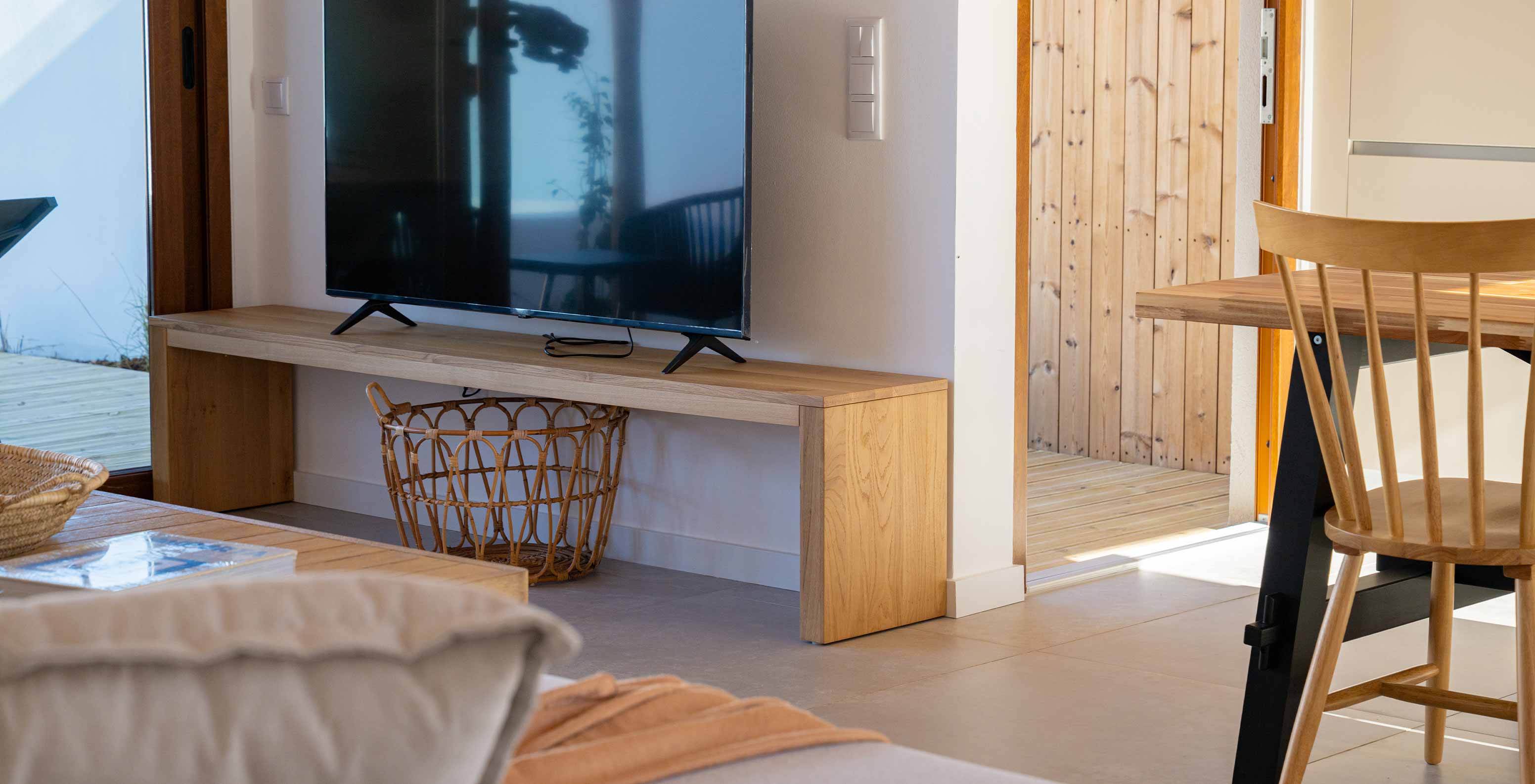 De Superieure Groene Villa bij Pestana Comporta Village Residences heeft een moderne kamer met een tv en houten meubels