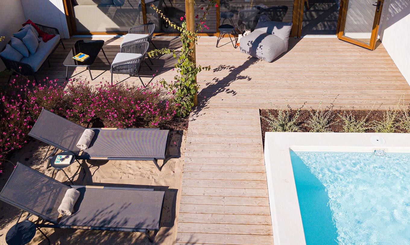 De Standaard Villa T2 bij Pestana Comporta Village Residences heeft een terras met een zwembad, ligstoelen en planten