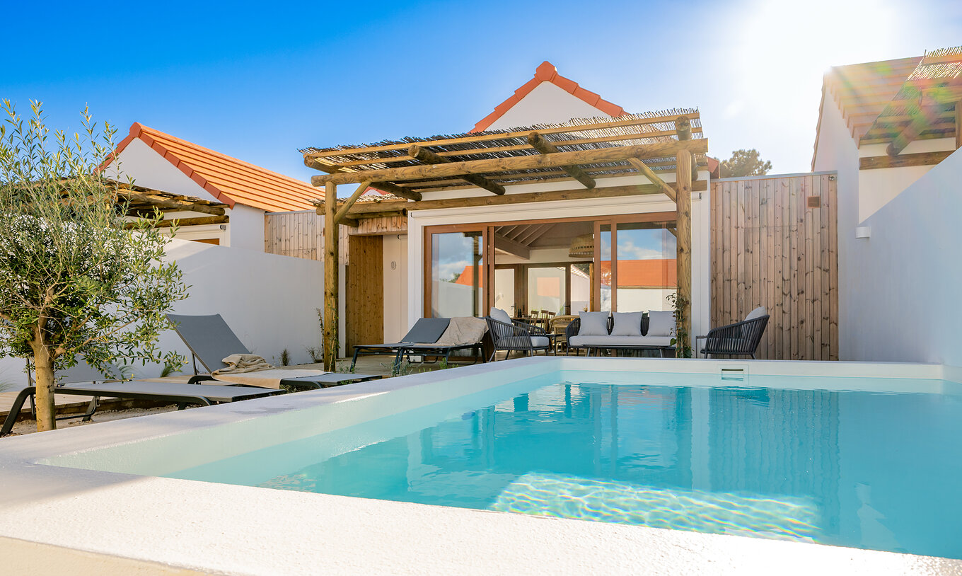 De Superieure Groene Villa bij Pestana Comporta Village Residences heeft een exterieur met een zwembad en meerdere ligstoelen