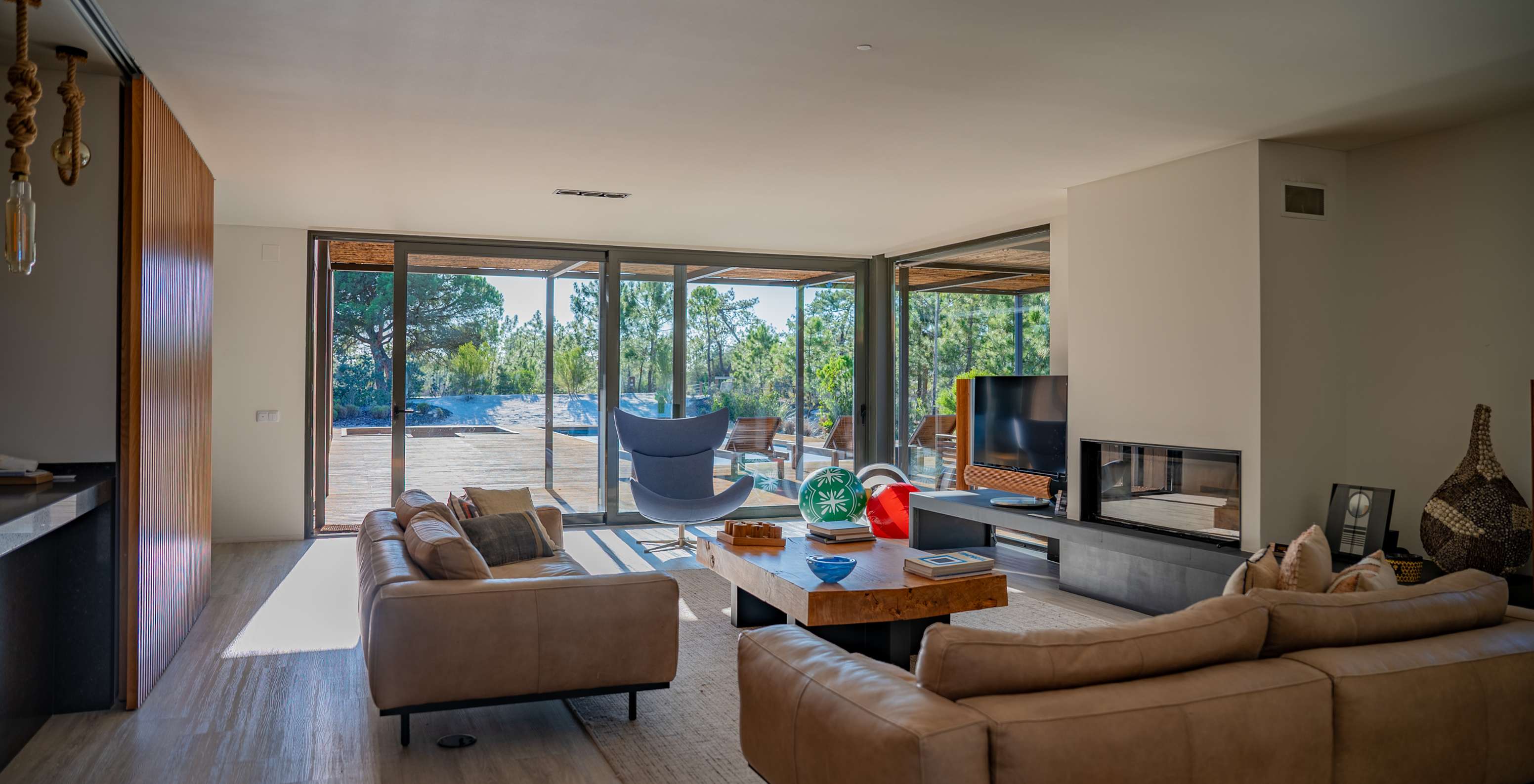 De Exclusieve Villas met Privézwembad van Pestana Tróia Eco Resort hebben een ruime woonkamer met twee banken en een tafel