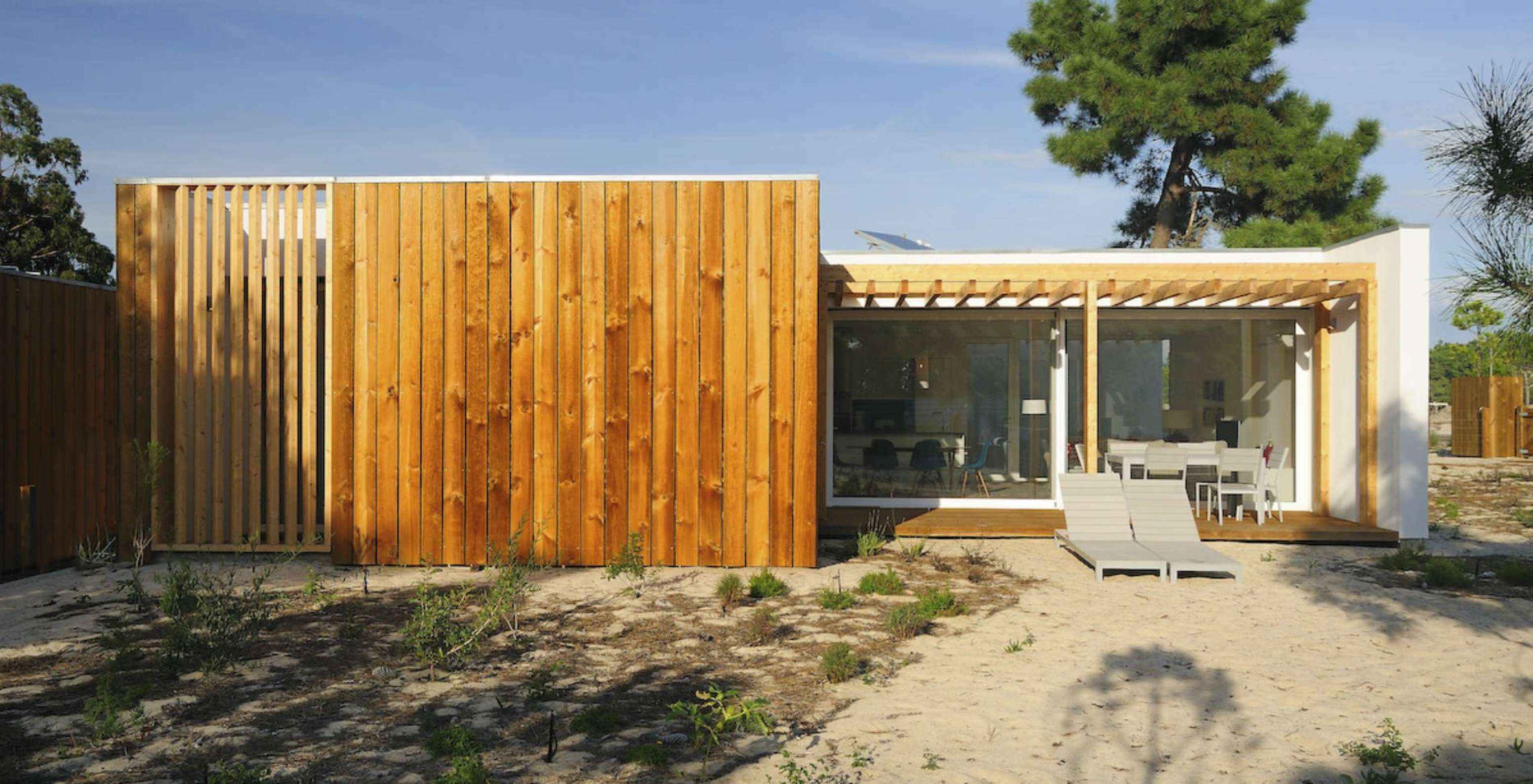 De 3 Kamer Villas van Pestana Tróia Eco Resort hebben een buitenruimte met twee ligstoelen