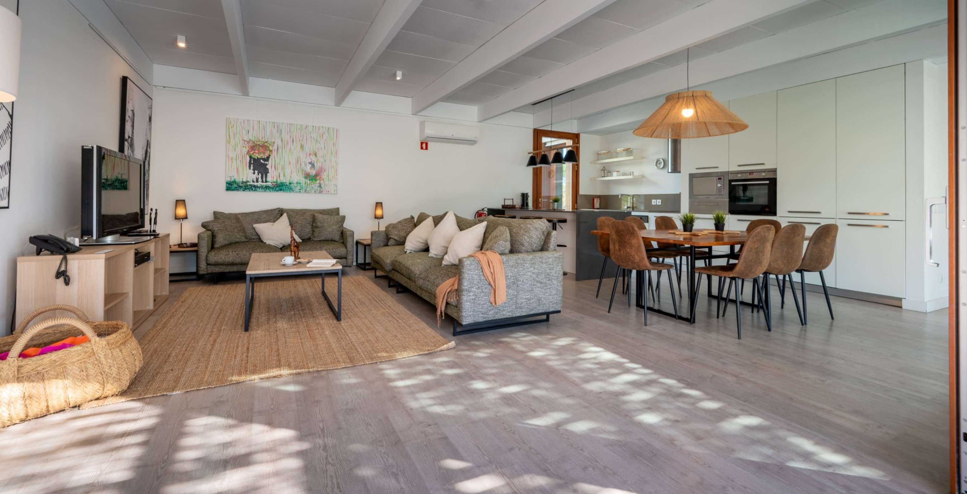 De 4 Kamer Villas van Pestana Tróia Eco Resort hebben een grote woonkamer verbonden met de keuken met bank en tafel