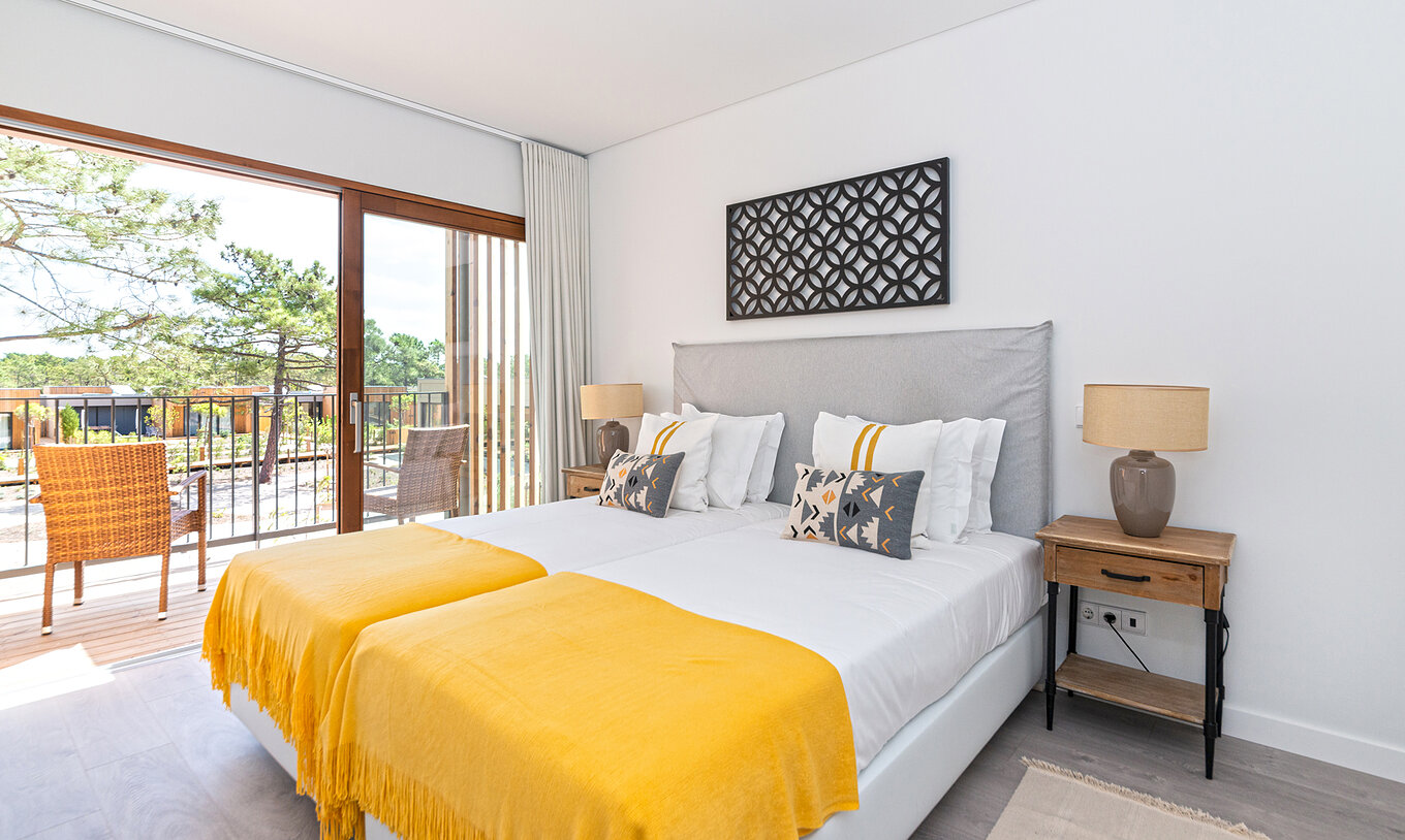 Het Eco Village Appartement 1e Verdieping van Pestana Tróia Eco Resort heeft twee bedden en een balkon