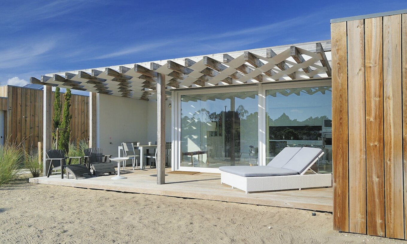 De Green Villa T3 van Pestana Tróia Eco Resort heeft een terras met ligstoelen en een tafel