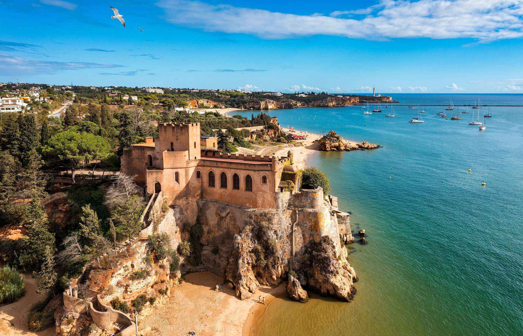 Luchtfoto van het kasteel van São João do Arade, in de Algarve, gelegen op een rotsachtige klif met uitzicht op de zee