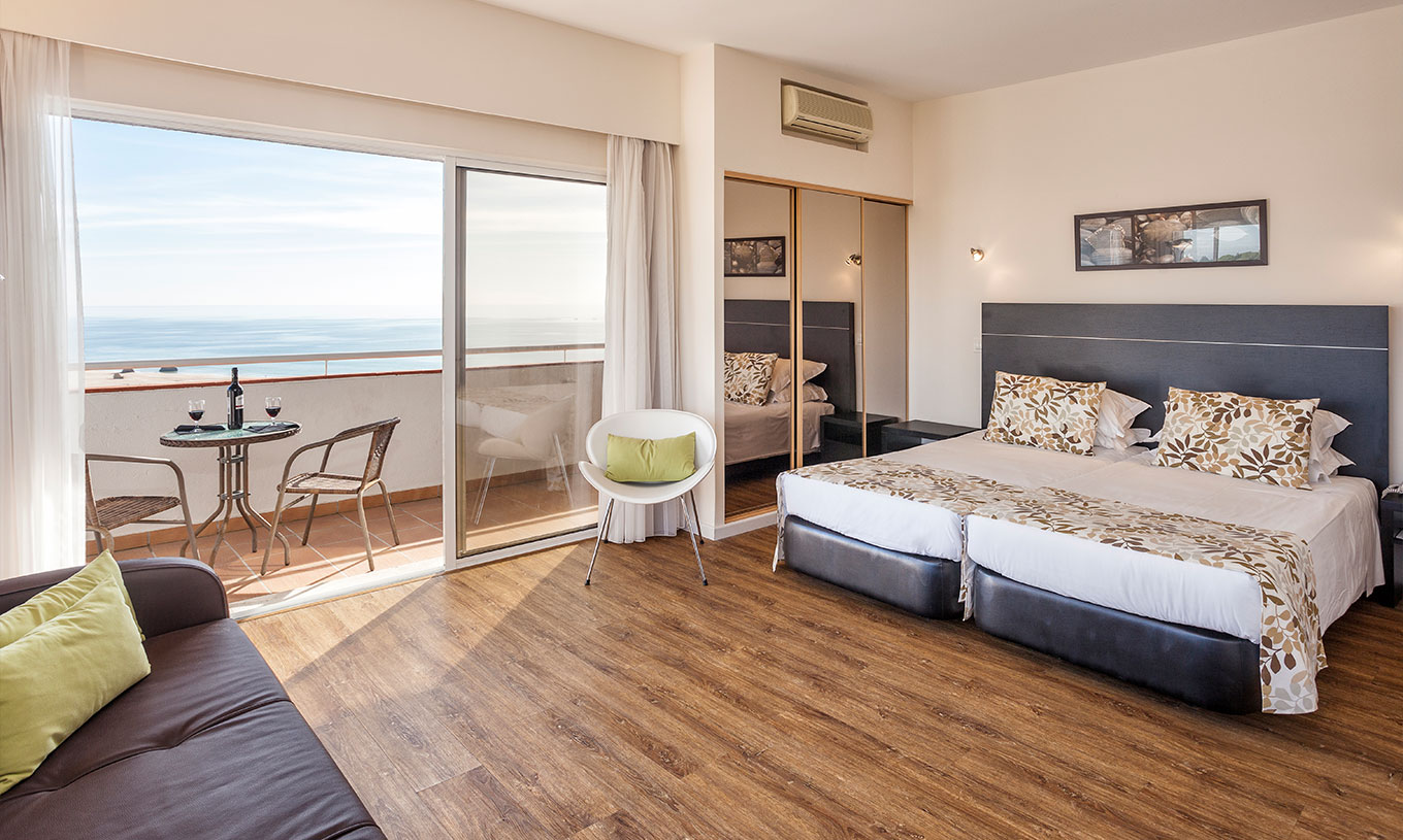 De Superior Studio Vista Mar van Pestana Alvor Atlântico is vrij ruim, met directe toegang tot een balkon met uitzicht op zee