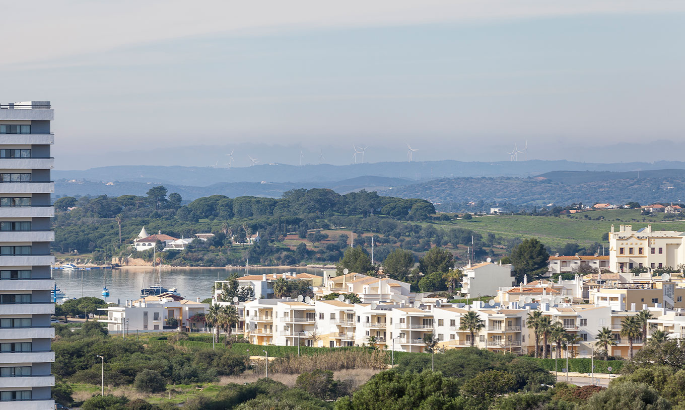Het T1 Appartement Vista Jardim van Pestana Alvor Atlântico heeft uitzicht op de tuin, op gebouwen en huizen in de omgeving