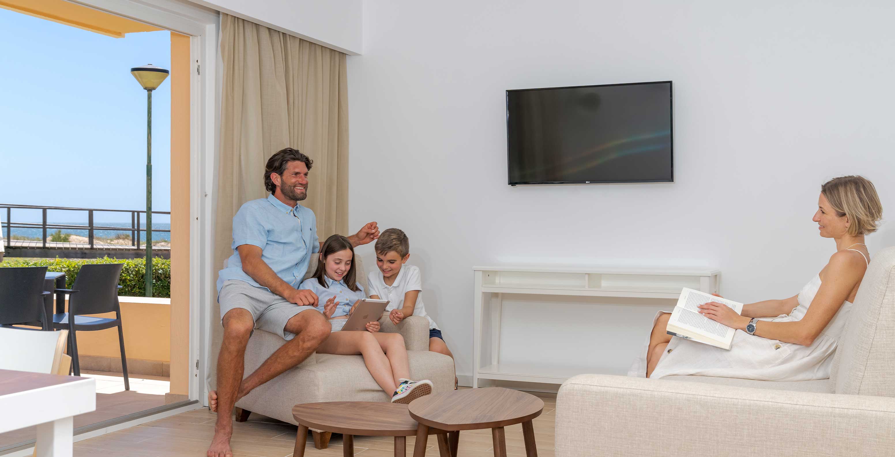 Familie geniet van quality time op de banken van Pestana Alvor Beach Villas